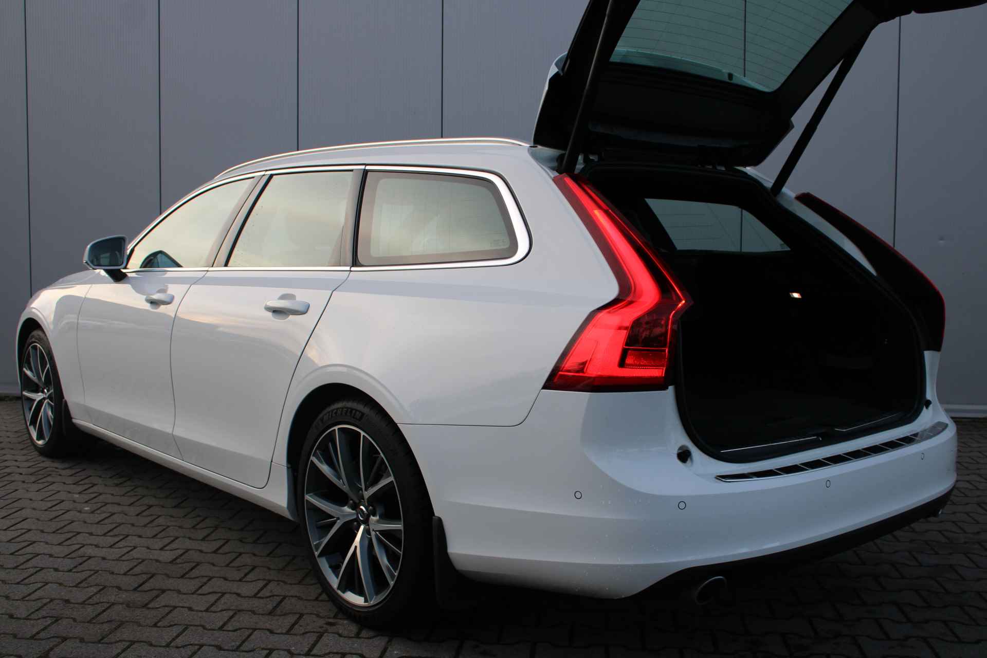 Volvo V90 D4 Automaat Momentum | Dealer onderhouden | Leder  | Full LED | - 8/32