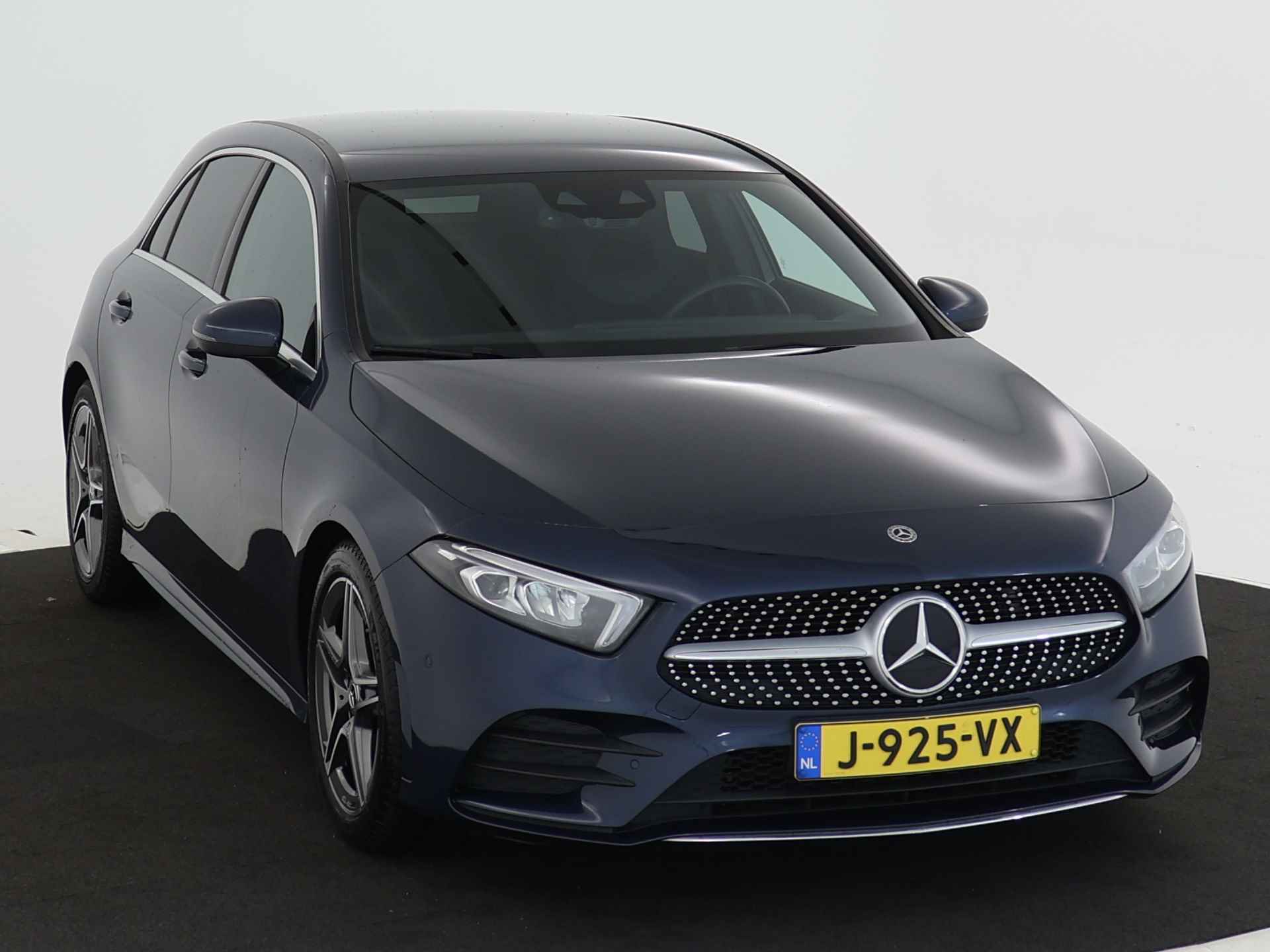 Mercedes-Benz A-Klasse 180 Business Solution AMG | AMG Styling | Sfeerverlichting | Achteruitrijcamera | Dodehoekassistent | LED koplampen | Inclusief 24 maanden MB Certified garantie voor Europa. - 28/44