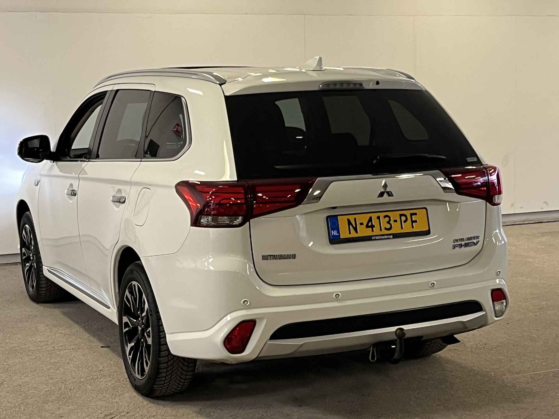 Mitsubishi Outlander 2.0 PHEV Premium Luxe uitvoering met trekhaak!! - 4/35