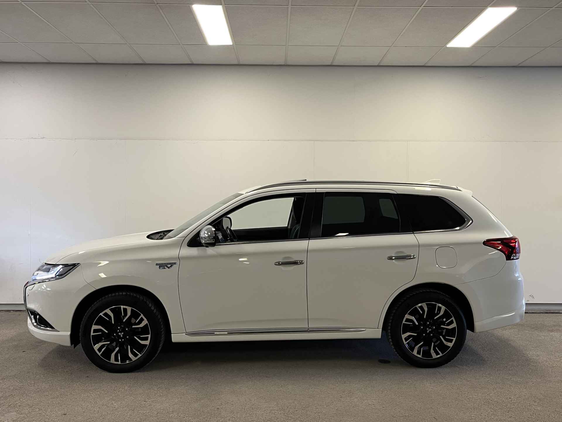 Mitsubishi Outlander 2.0 PHEV Premium Luxe uitvoering met trekhaak!! - 23/35