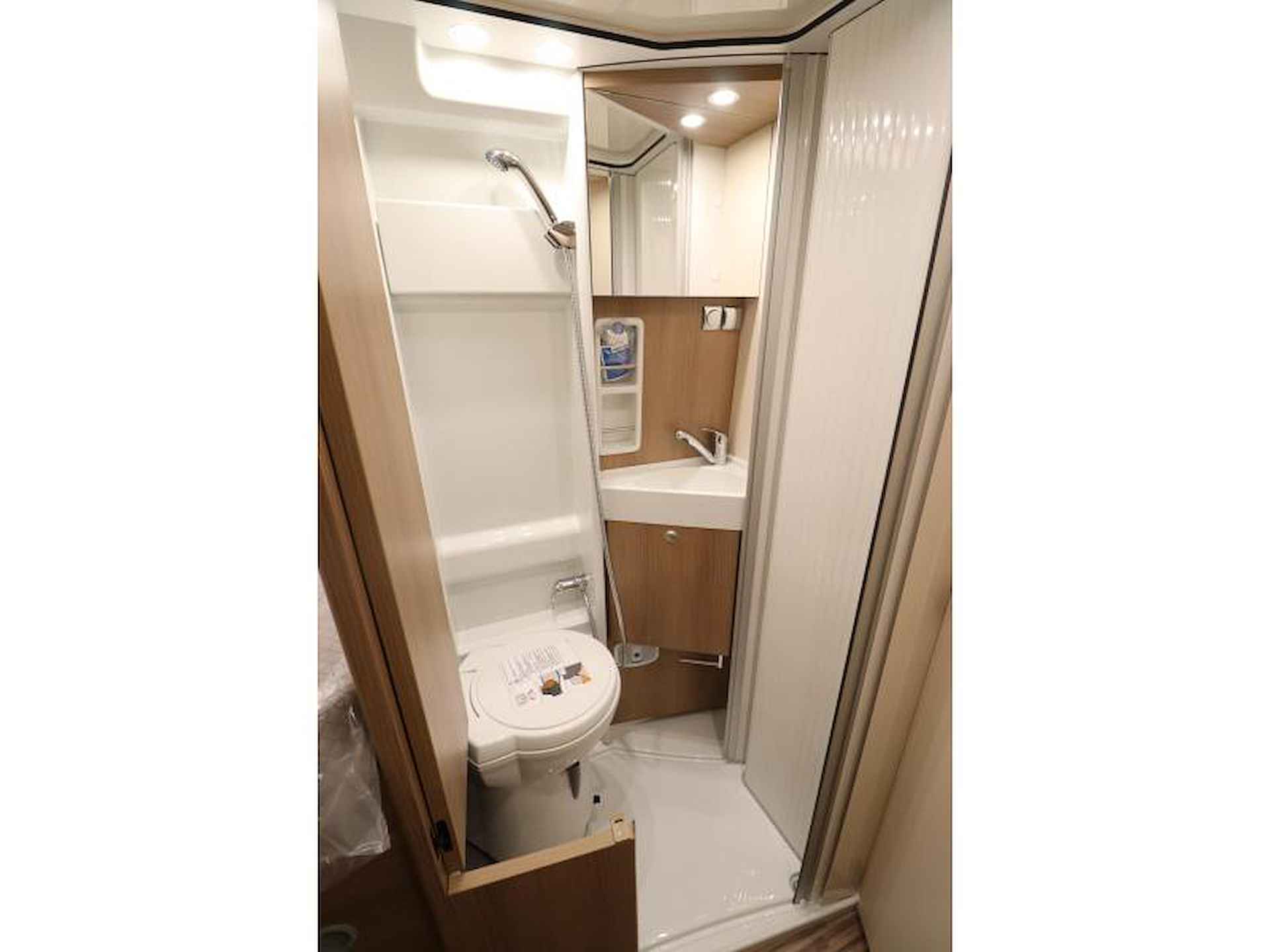 Malibu First Class Two Room 640 LERB GT skyview - 18/18