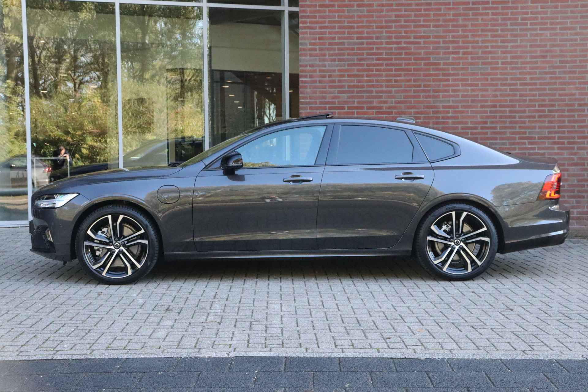 Volvo S90 T8 AWD Recharge Ultimate Dark | Nieuw! | Luchtvering | 360° Camera | Head-Up Display | Schuifdak | Harman Kardon | Adaptieve Cru - 2/61