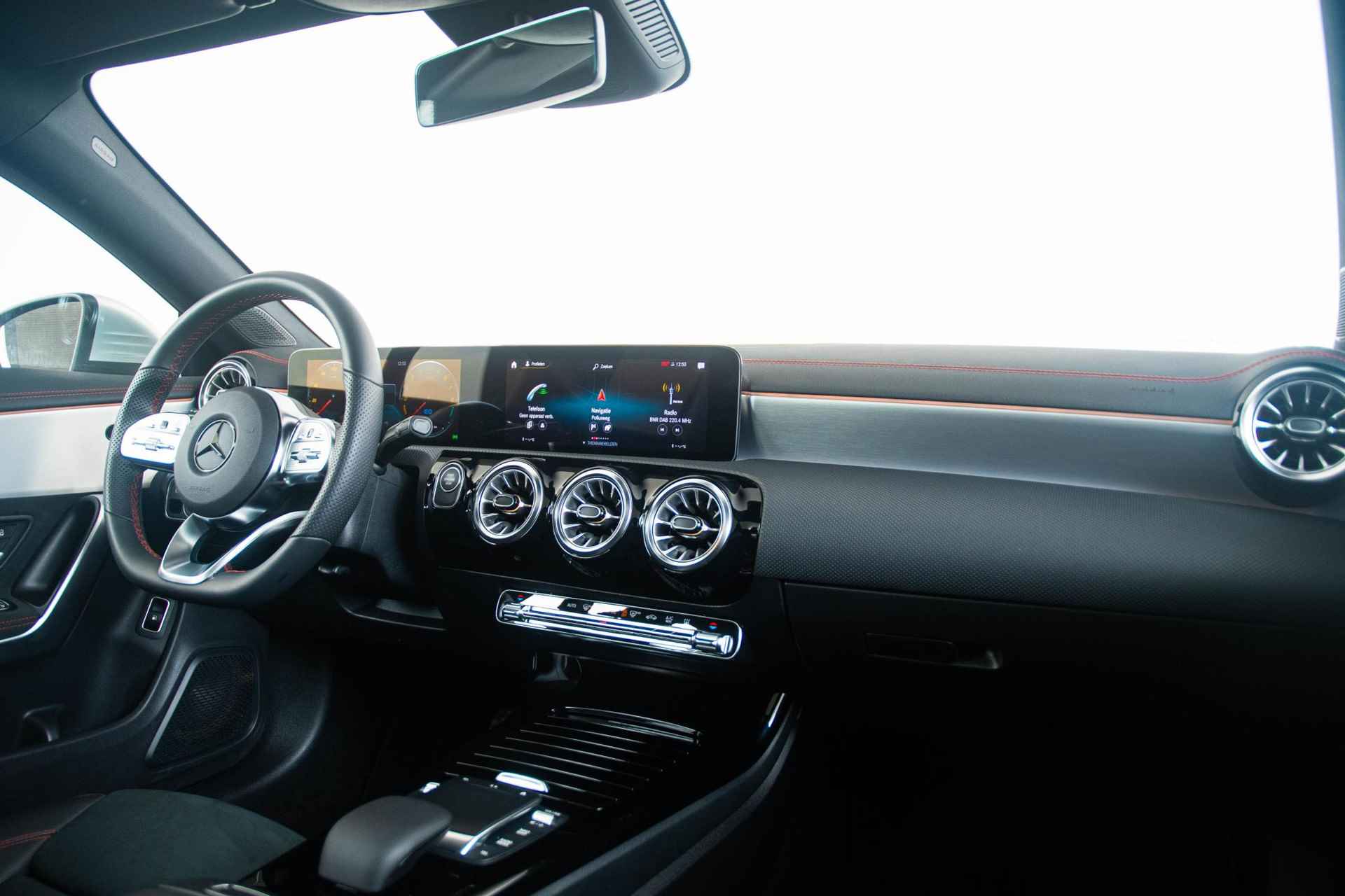 Mercedes-Benz CLA-klasse Shooting Brake 250 e AMG Line Trekhaak - Panoramadak - Keyless Go - Stoelverwarming - Parkeerpakket met camera - Sportstoelen voorin - 14/50