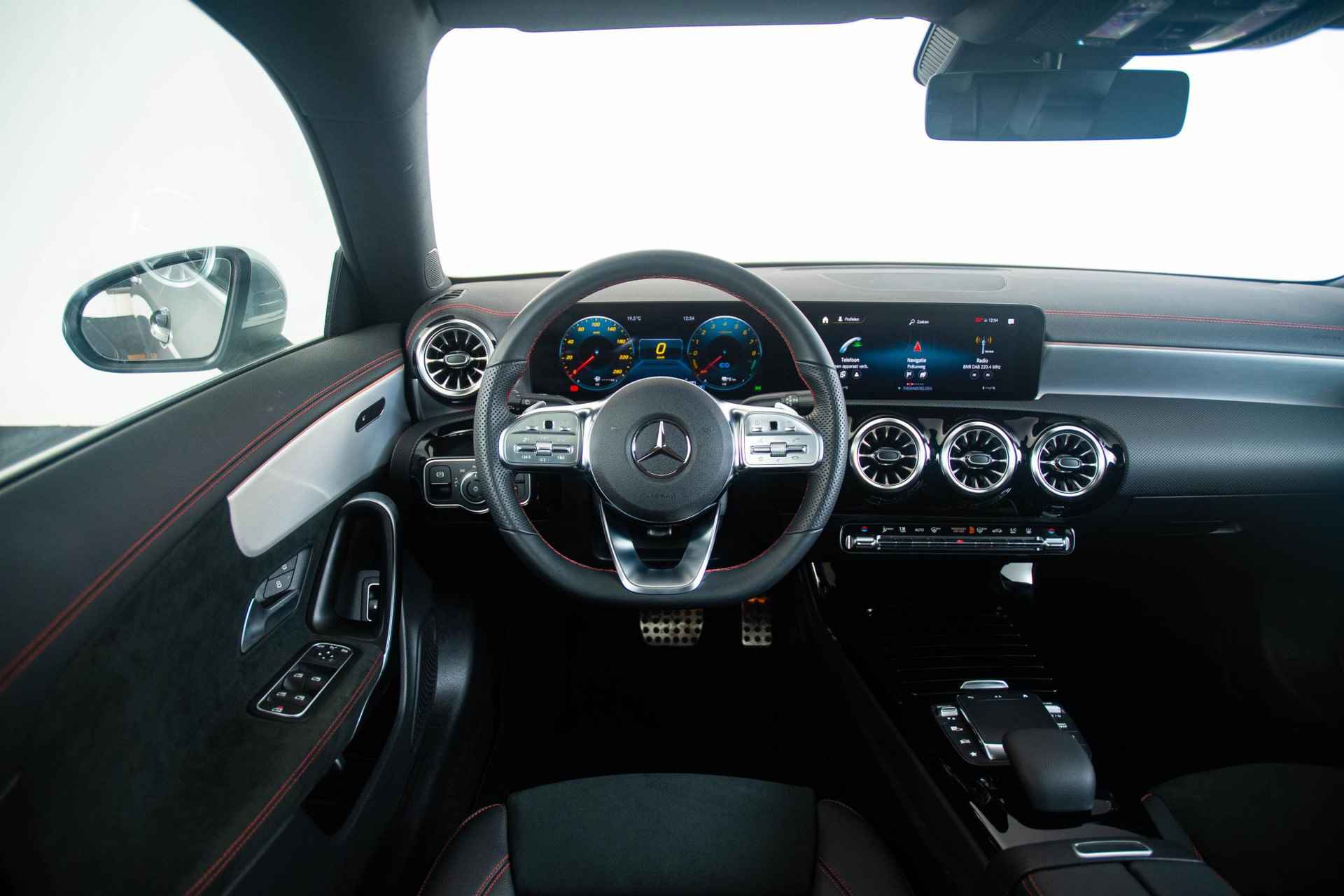 Mercedes-Benz CLA-klasse Shooting Brake 250 e AMG Line Trekhaak - Panoramadak - Keyless Go - Stoelverwarming - Parkeerpakket met camera - Sportstoelen voorin - 22/50