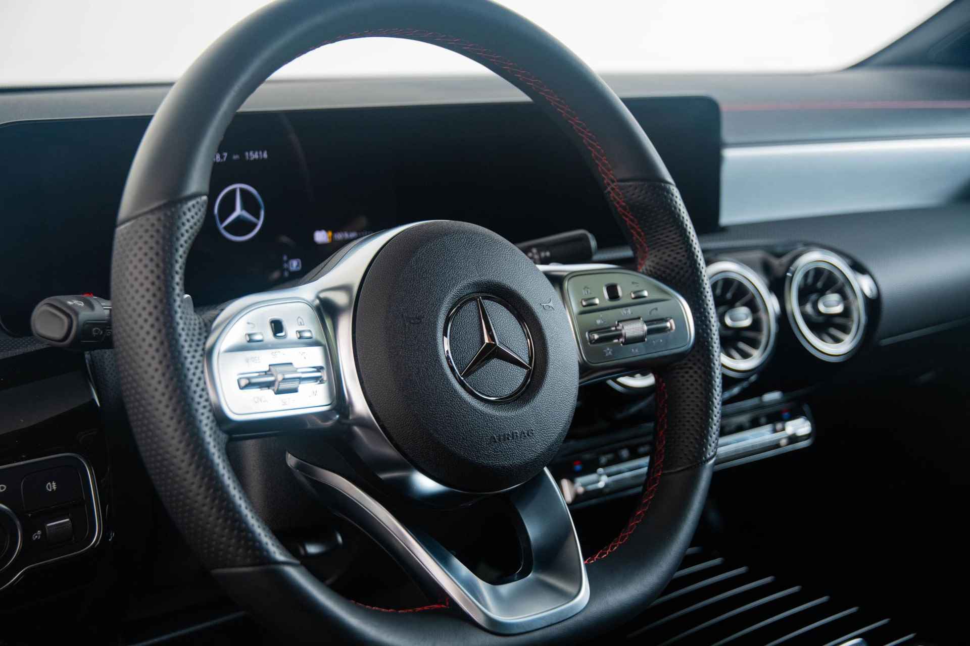 Mercedes-Benz CLA-klasse Shooting Brake 250 e AMG Line Trekhaak - Panoramadak - Keyless Go - Stoelverwarming - Parkeerpakket met camera - Sportstoelen voorin - 23/50