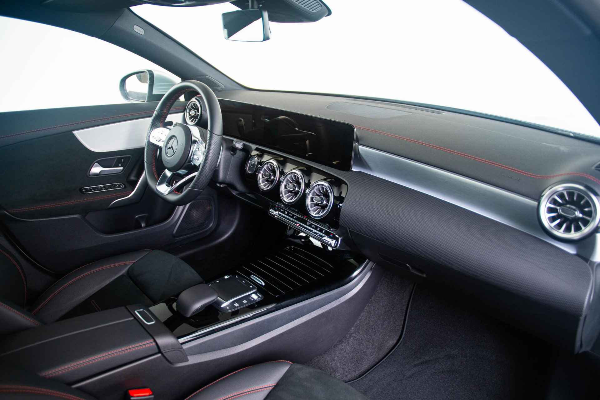 Mercedes-Benz CLA-klasse Shooting Brake 250 e AMG Line Trekhaak - Panoramadak - Keyless Go - Stoelverwarming - Parkeerpakket met camera - Sportstoelen voorin - 38/50