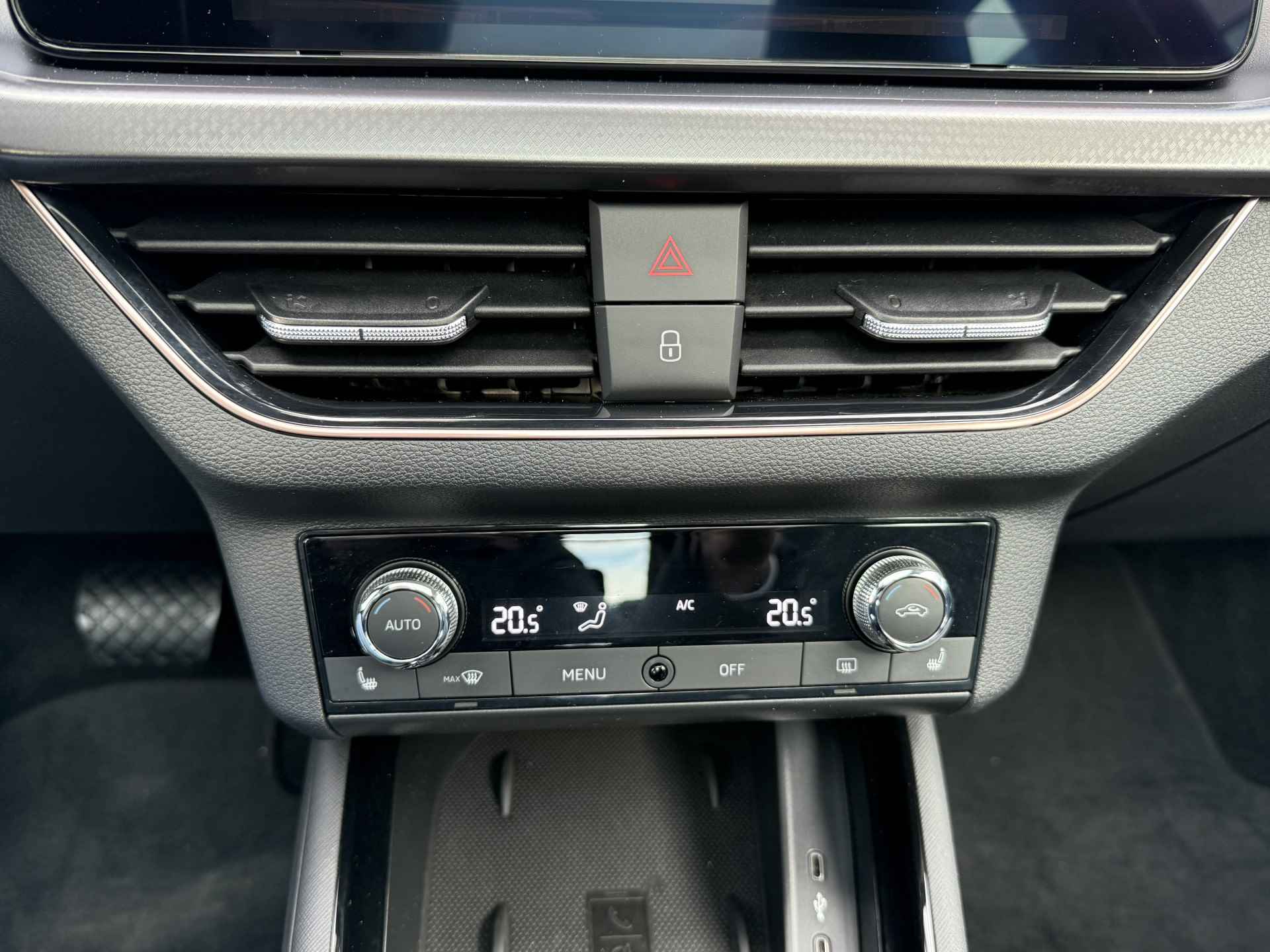 Škoda Kamiq 1.0 TSI Business Edition / NAVI / APP.Connect / PANODAK / Wegklapbare Trekhaak - 33/35