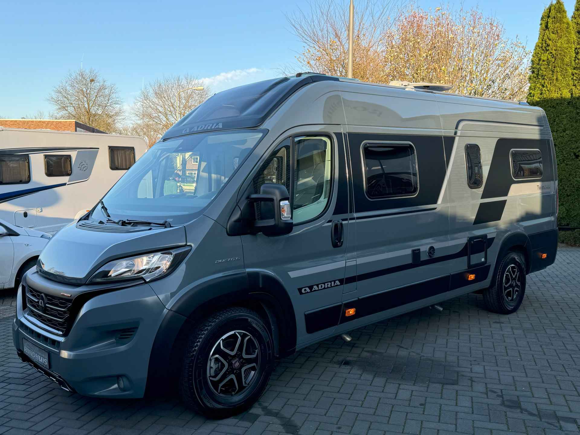 Adria Twin Supreme 640 SLB 160 pk AUTOMAAT 9-Traps Euro6 Fiat Ducato Maxi **Enkele lengtebedden/4 zitplaatsen/Luifel/Trekhaak/Slechts - 47/71