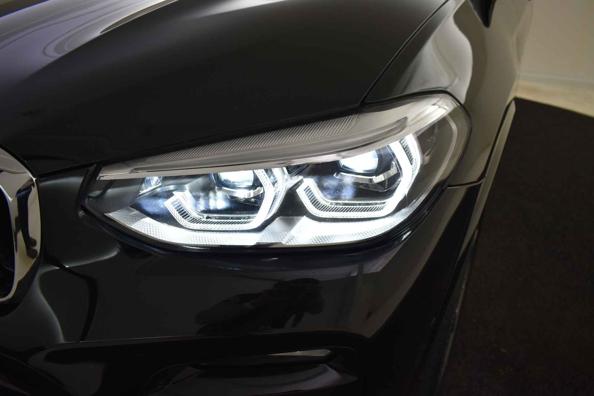BMW X3 xDrive20i High Executive M Sportpakket / Sportstoelen / Adaptieve LED / Parking Assistant Plus / Live Cockpit Professional / Driving Assistant Plus - 26/49