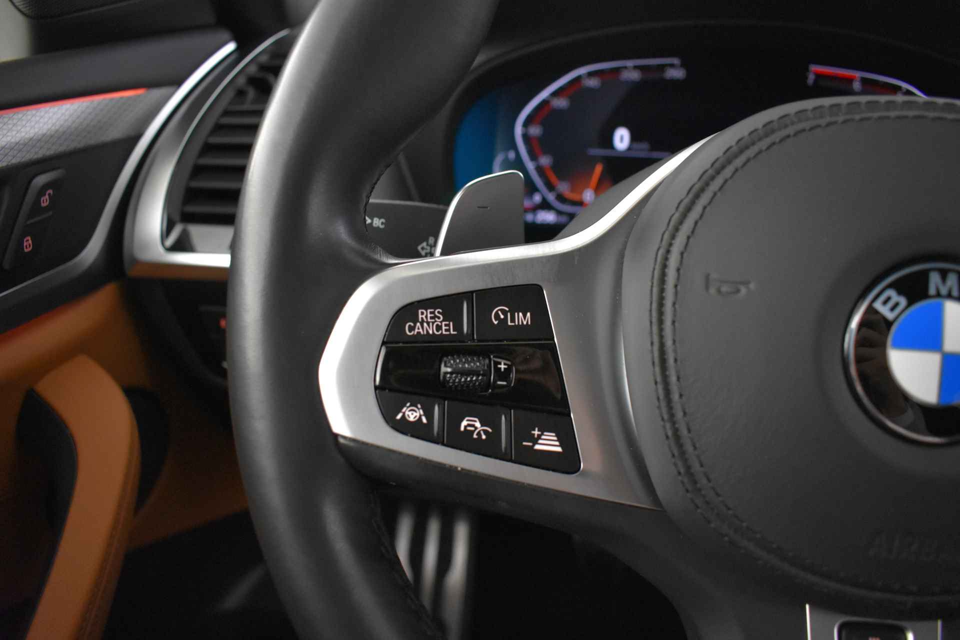 BMW X3 xDrive20i High Executive M Sportpakket / Sportstoelen / Adaptieve LED / Parking Assistant Plus / Live Cockpit Professional / Driving Assistant Plus - 32/49