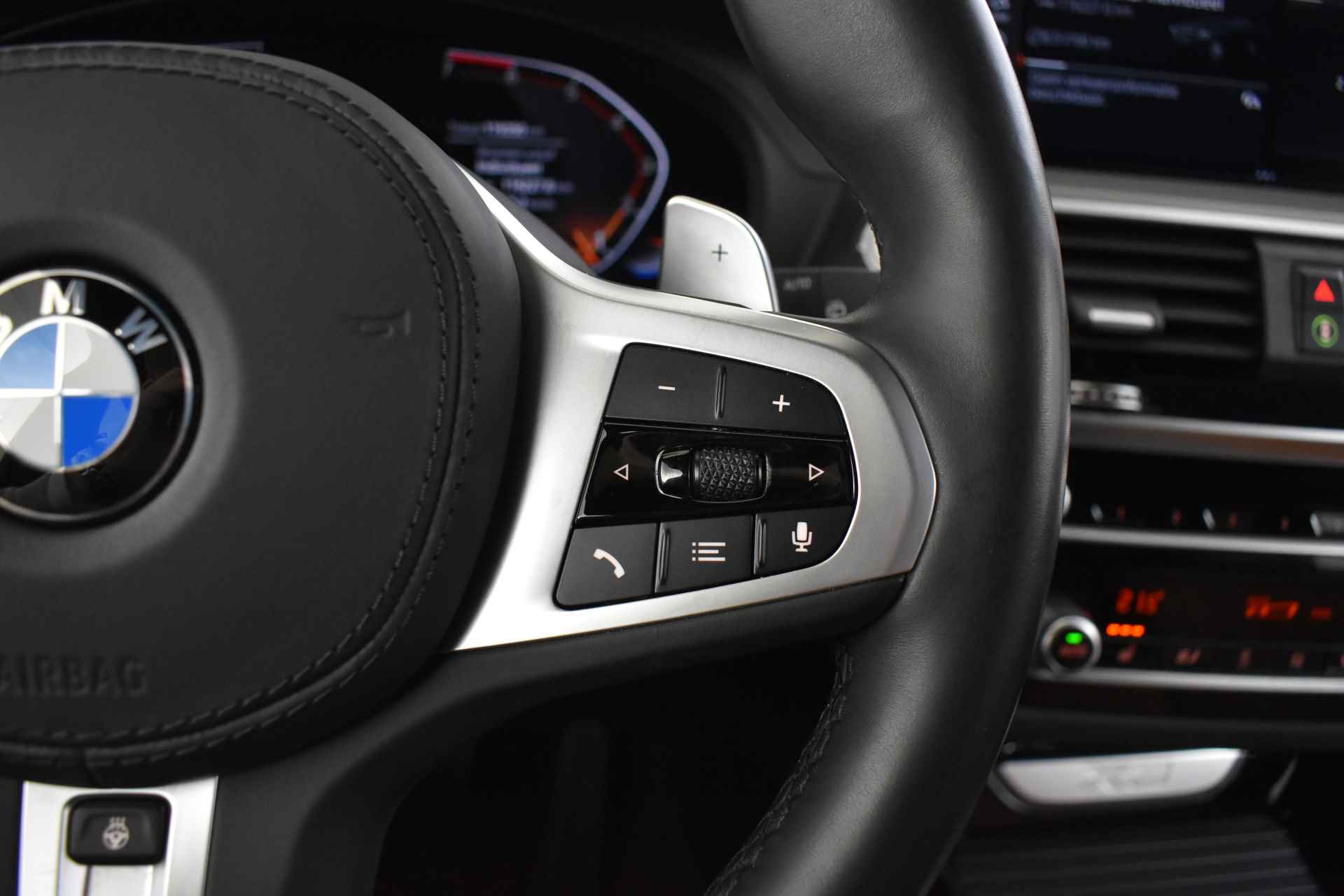 BMW X3 xDrive20i High Executive M Sportpakket / Sportstoelen / Adaptieve LED / Parking Assistant Plus / Live Cockpit Professional / Driving Assistant Plus - 33/49