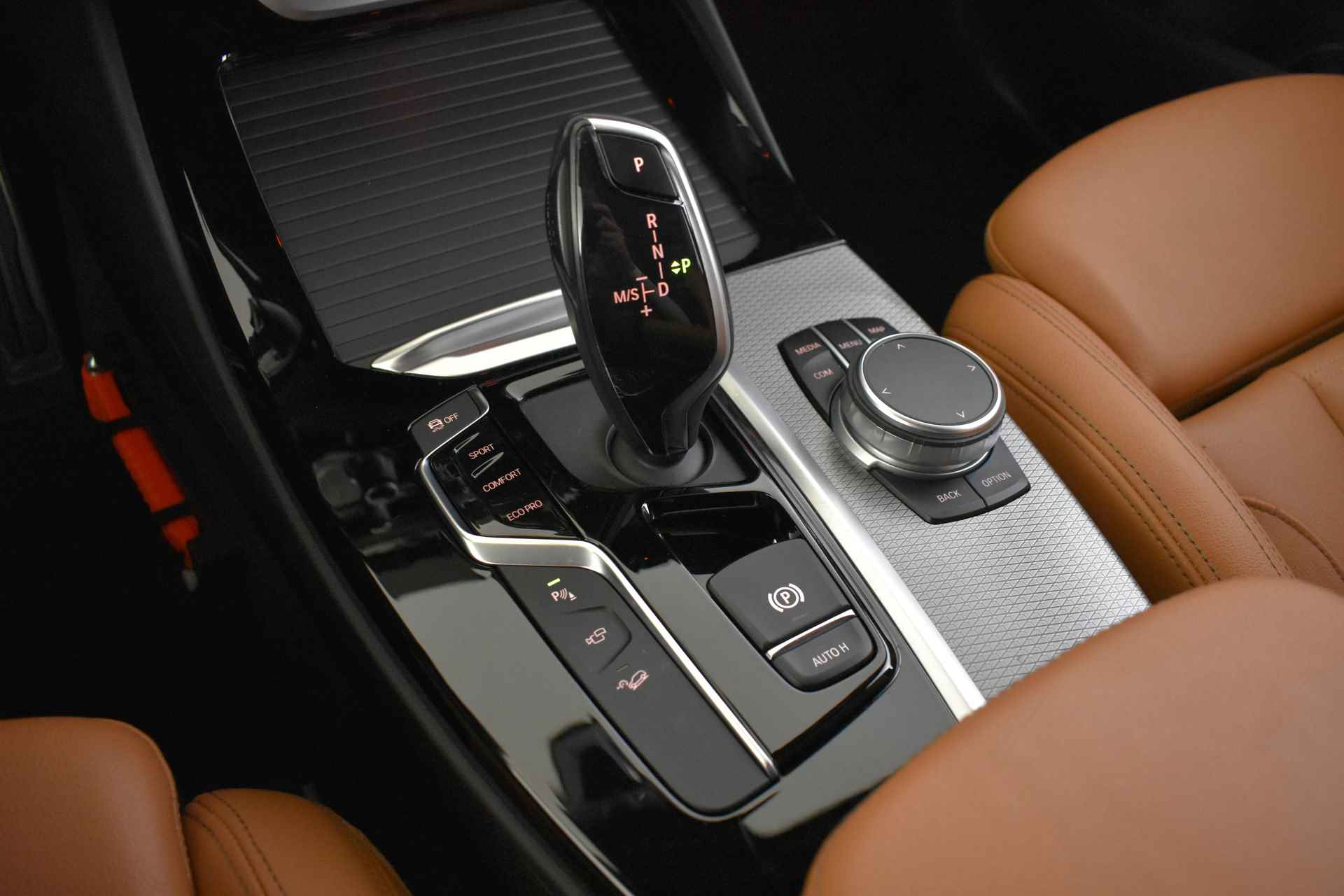 BMW X3 xDrive20i High Executive M Sportpakket / Sportstoelen / Adaptieve LED / Parking Assistant Plus / Live Cockpit Professional / Driving Assistant Plus - 37/49