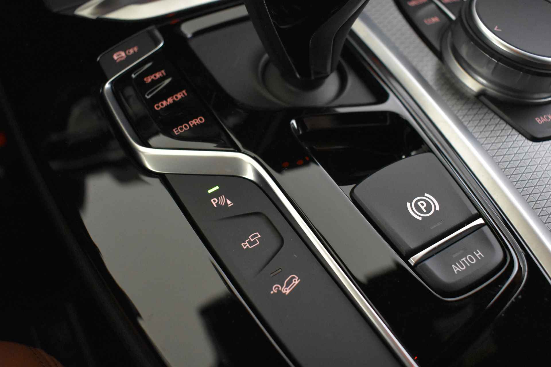 BMW X3 xDrive20i High Executive M Sportpakket / Sportstoelen / Adaptieve LED / Parking Assistant Plus / Live Cockpit Professional / Driving Assistant Plus - 39/49