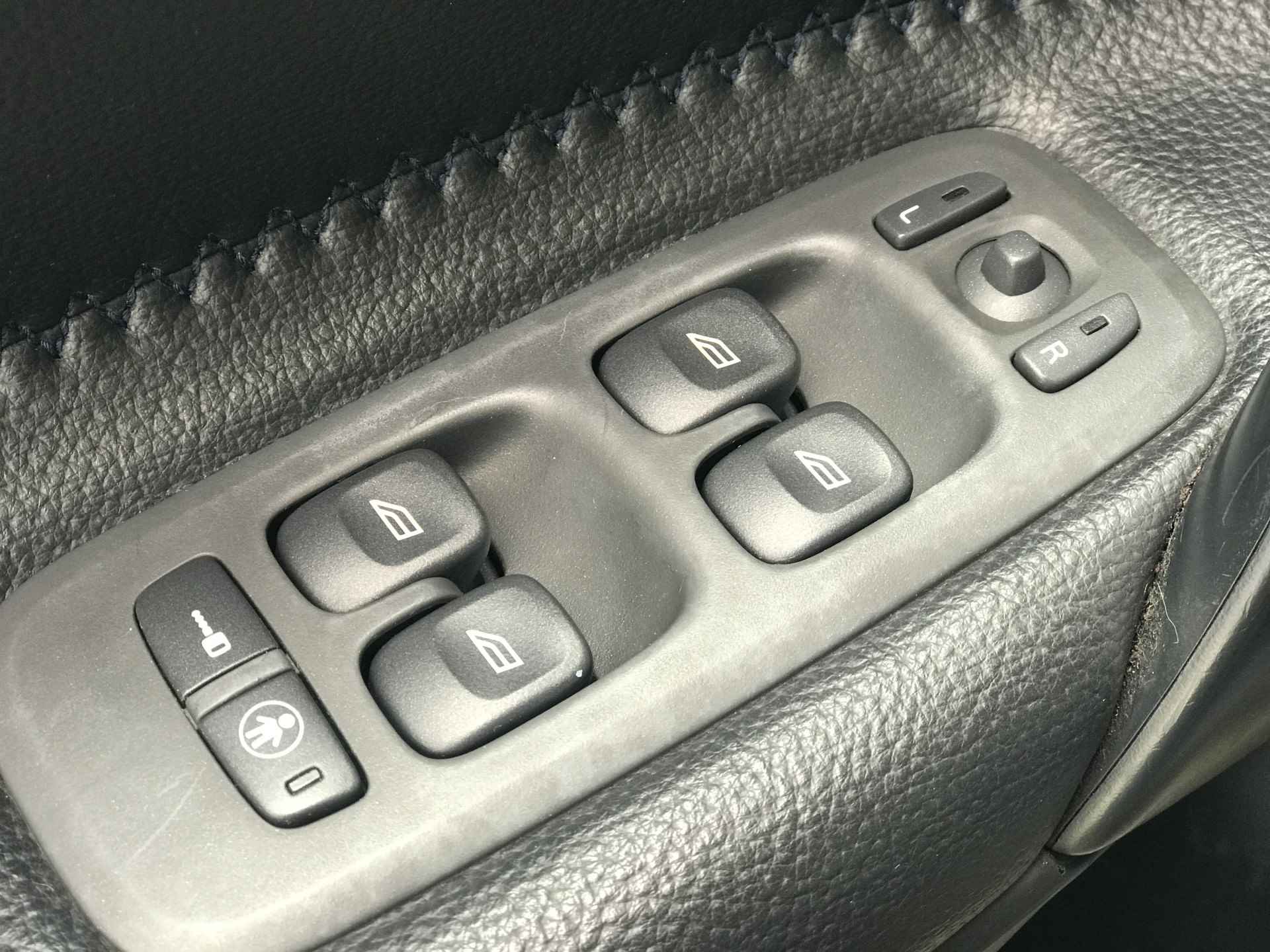 Volvo V70 Cross Country 2.4 T AWD Comfortline Automaat | Rijklaar incl garantie | Apple Carplay Stoelverwarming Trekhaak - 13/36