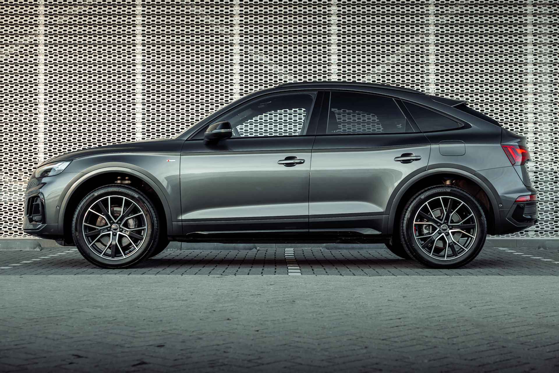 Audi Q5 Sportback 55 TFSI e 367pk quattro S Line | Nieuw 102k | Panoramadak | Trekhaak | Bang & Olufsen | Tour + City + Parking | Matrix | 20" LM velgen | Optiek zwart plus - 3/35