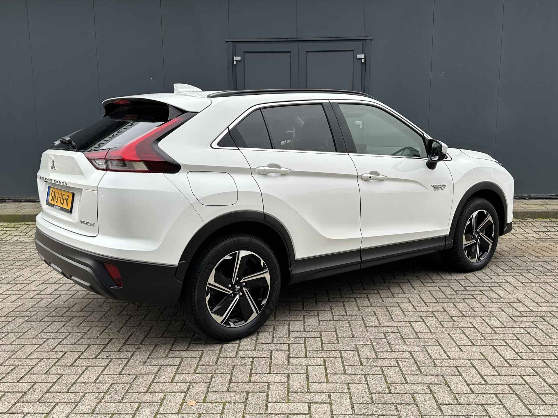 Mitsubishi Eclipse Cross 2.4 PHEV Intense / Automaat / Plug-In / 1500KG Trekgewicht / Camera / Cruise Control / Bluetooth / All-Season banden / Fabrieks-Garantie tot 24-11-2026 en 100.000KM - 3/34