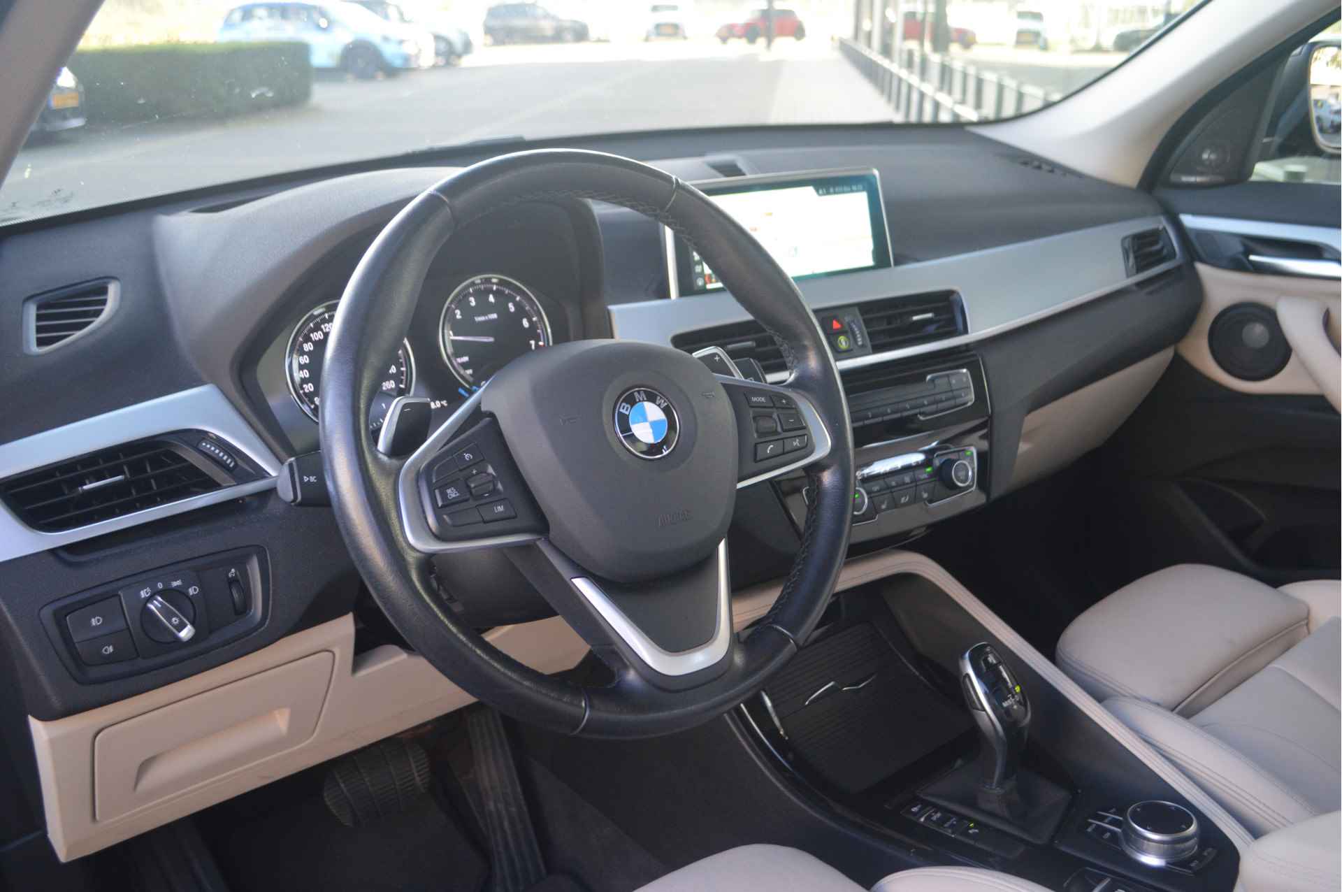 BMW X1 sDrive20i High Executive xLine Automaat / Panoramadak / Achteruitrijcamera / Sportstoelen / Head-Up / LED / Apple CarPlay / Comfort Access / Park Assistant - 10/26