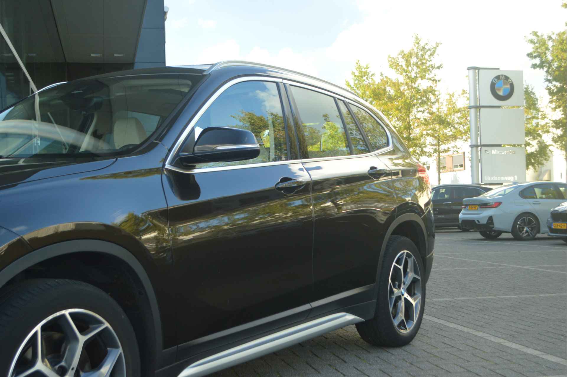 BMW X1 sDrive20i High Executive xLine Automaat / Panoramadak / Achteruitrijcamera / Sportstoelen / Head-Up / LED / Apple CarPlay / Comfort Access / Park Assistant - 12/26