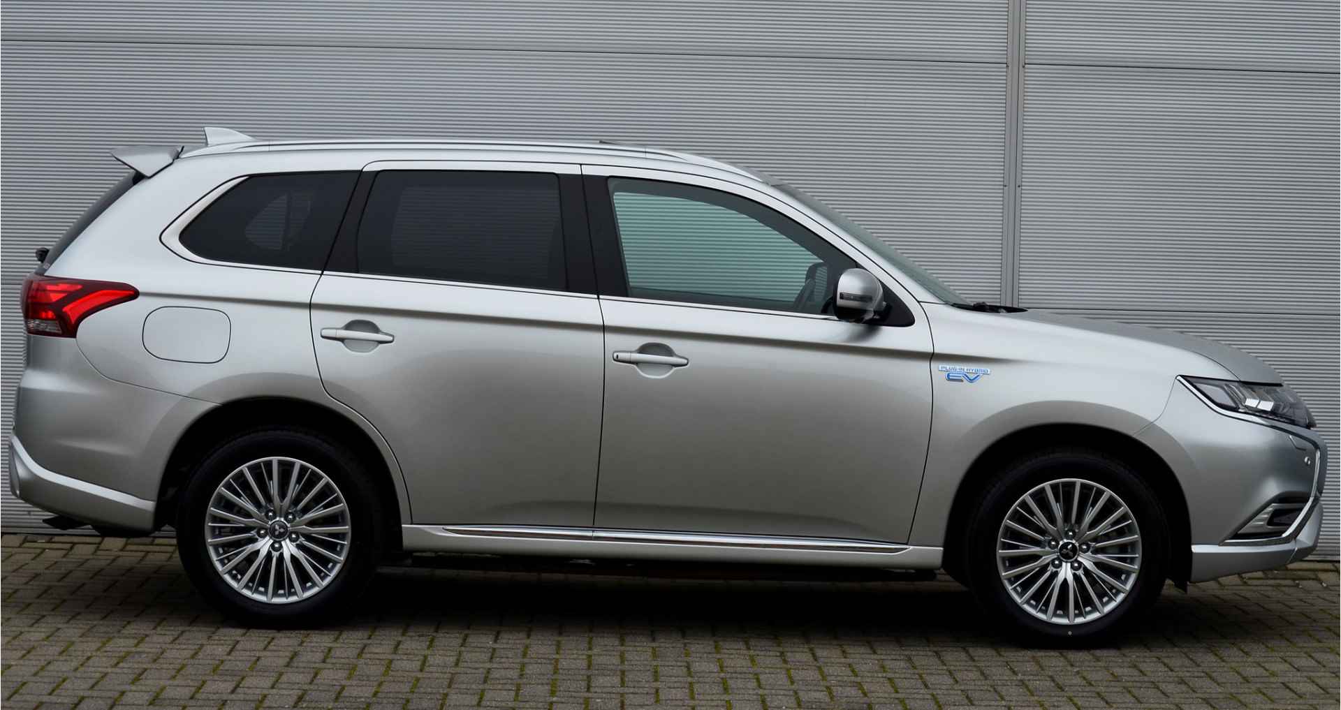 Mitsubishi Outlander PHEV 2.4 INSTYLE 4WD | PLUG IN HYBRID | V2G | FULL OPTIONS | SCHUIFDAK | ADAPTIEF CRUISE | FABRIEKGARANTIE TOT 10-08-2028* | ALL IN RIJKLAARPRIJS - 12/53