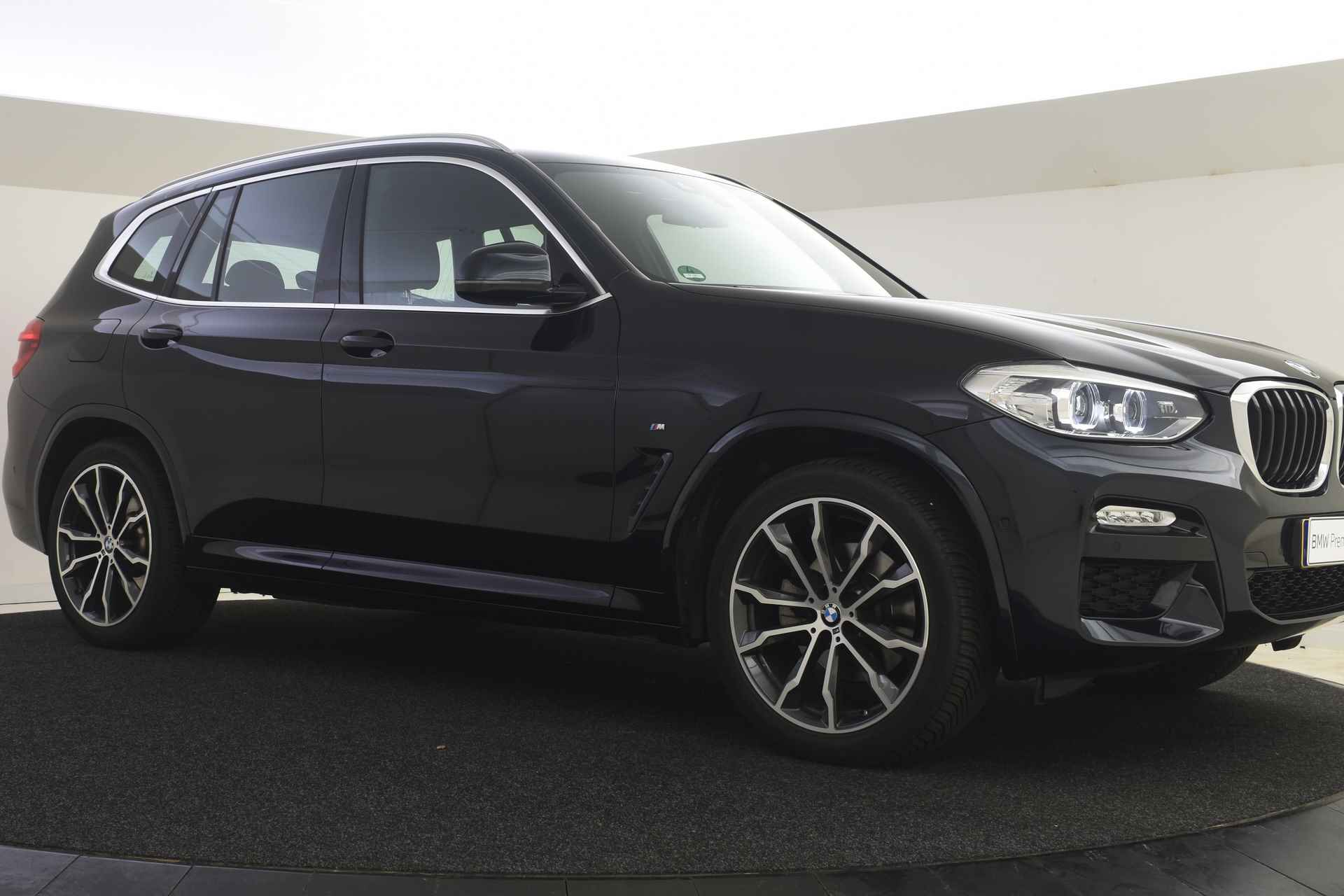 BMW X3 xDrive20i High Executive M Sport Automaat / Sportstoelen / Stoelverwarming / LED / All season banden / Parking Assistant / Gesture Control / Navigatie Professional - 23/40