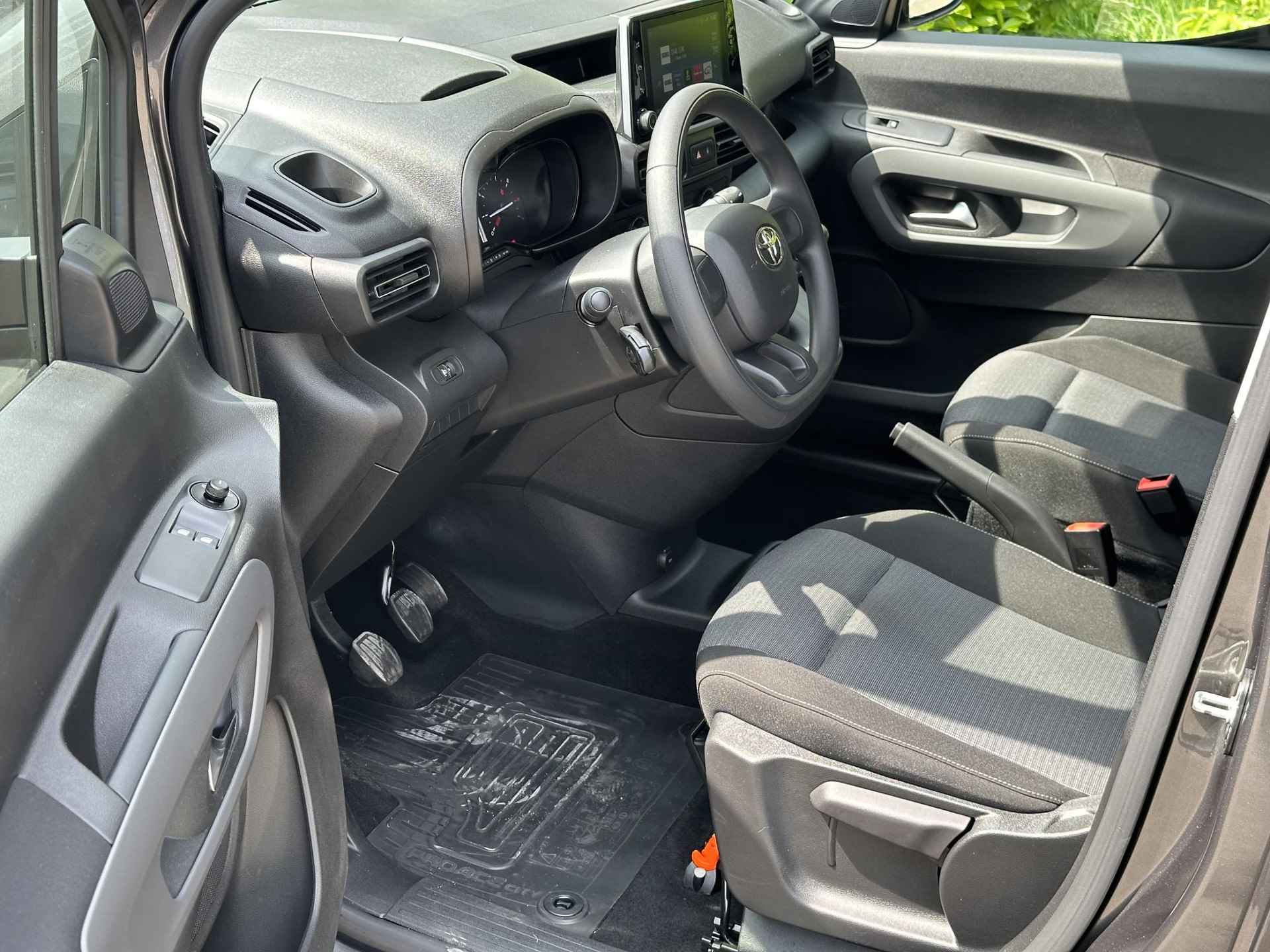 Toyota PROACE CITY Verso 1.2 Turbo Professional Long 7p. | Rolstoelauto | Airco | Parkeersensoren | Achteruitrij camera | Schuifdeur link & rechts | Uitstelbare zijruiten achter | Navigatie | Cruise control | - 9/17