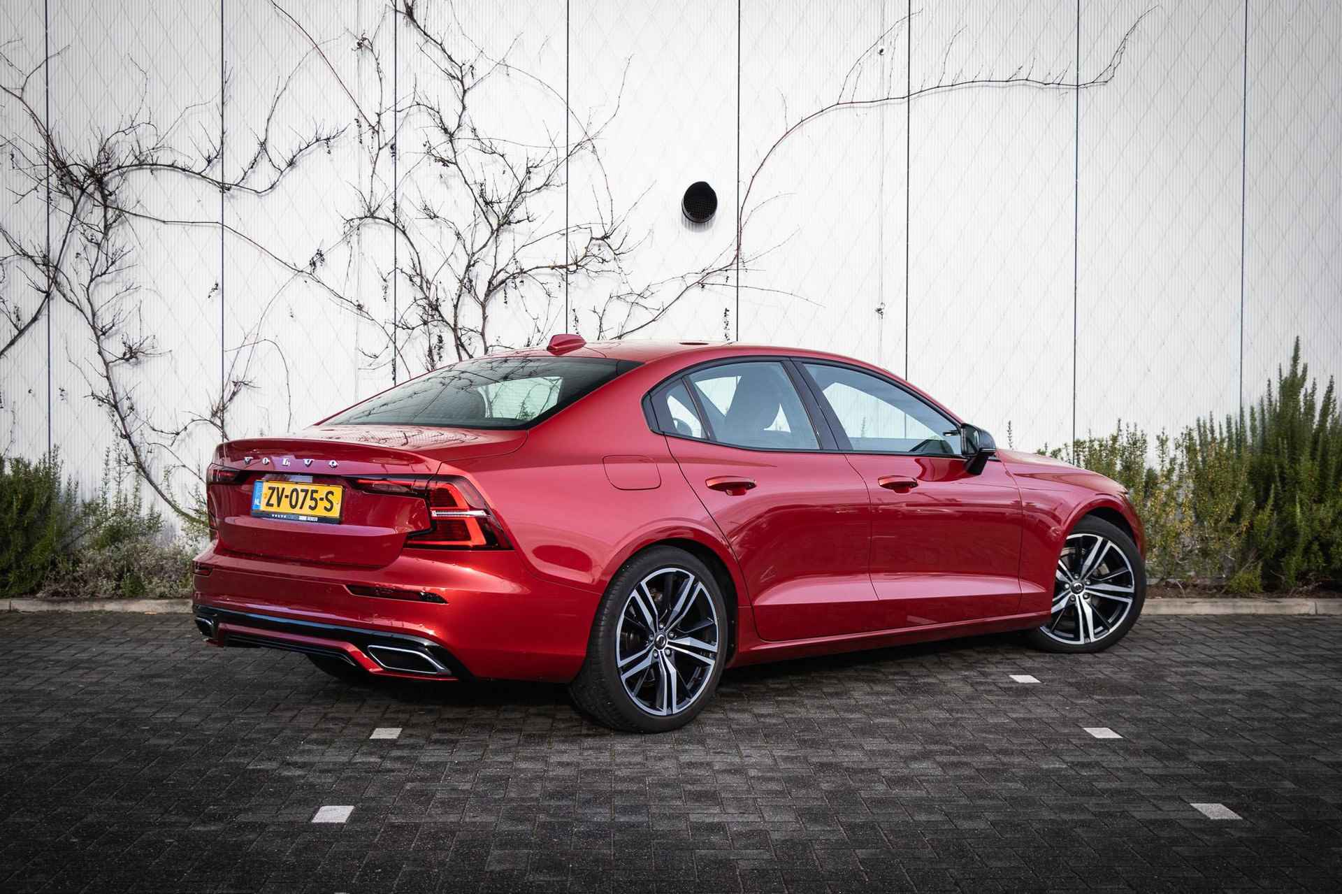 Volvo S60 T4 Aut.8 R-Design | Parkeercamera | Sporstoelen | Stoelverwarming | Trekhaak | Cruise Control | 19 inch lichtmetalen velgen | Schakelpaddles - 4/20