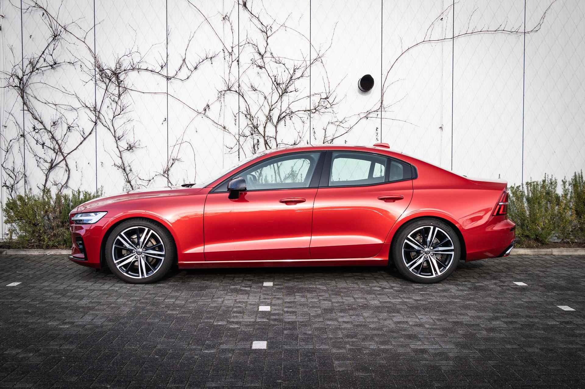 Volvo S60 T4 Aut.8 R-Design | Parkeercamera | Sporstoelen | Stoelverwarming | Trekhaak | Cruise Control | 19 inch lichtmetalen velgen | Schakelpaddles - 5/20