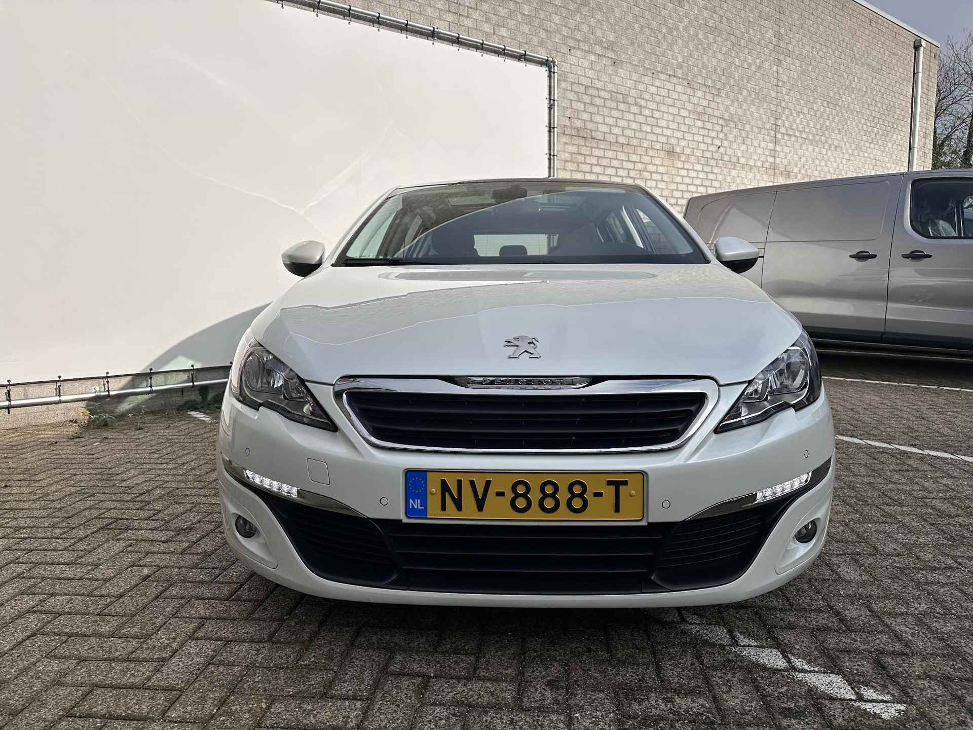 Peugeot 308 1.2 PureTech Blue Lion | Navigatie | Cruise Control | Panoramadak | Climate Control - 2/27