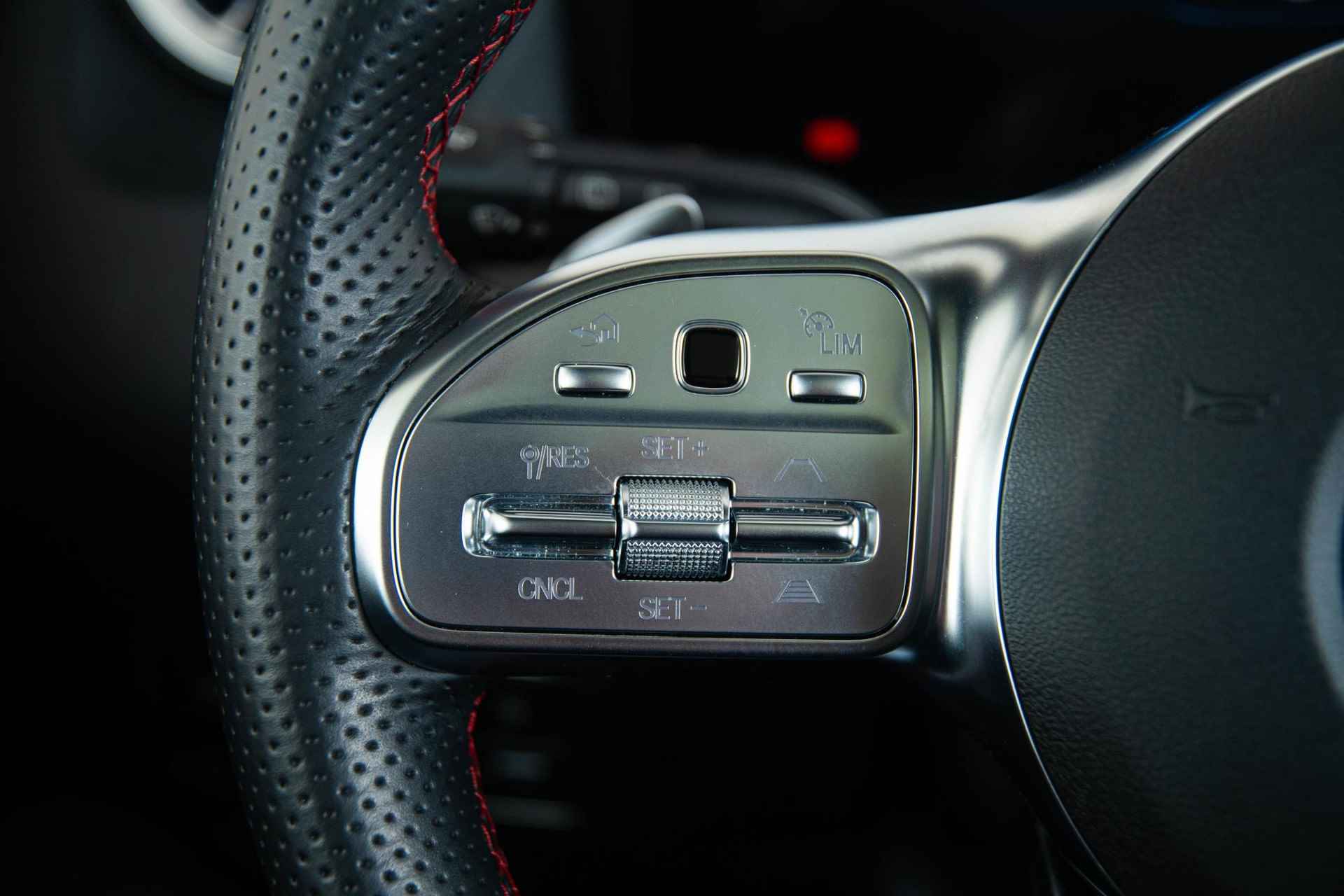 Mercedes-Benz GLA-klasse 250 e AMG Line Panoramadak - Adaptieve cruise control - Keyless GO - Parkeerassistsent - Adaptieve grootlicht assistent - Multibeam LED - 24/49
