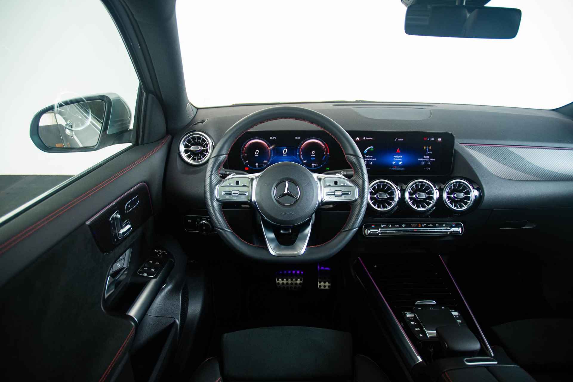 Mercedes-Benz GLA-klasse 250 e AMG Line Panoramadak - Adaptieve cruise control - Keyless GO - Parkeerassistsent - Adaptieve grootlicht assistent - Multibeam LED - 43/49