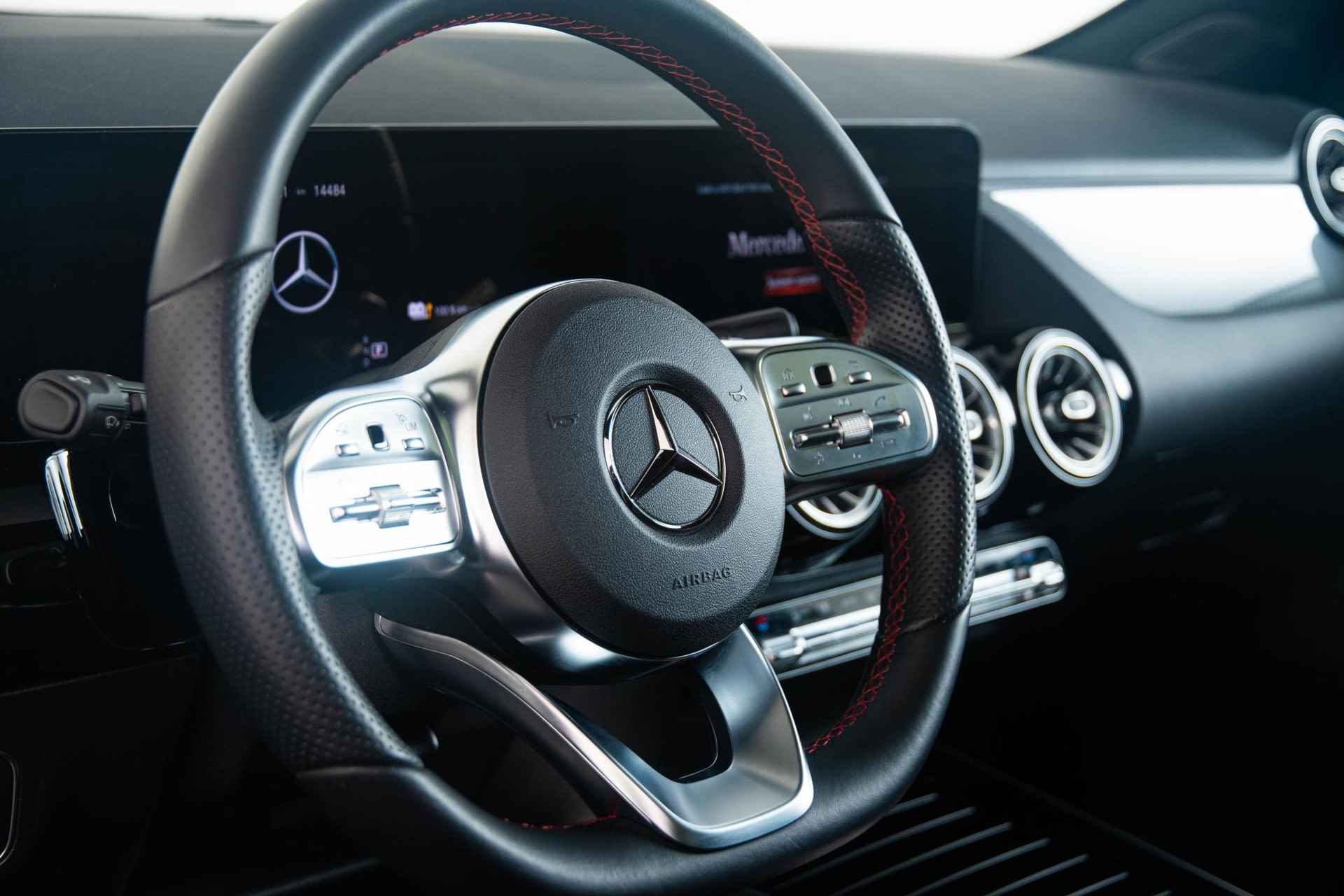 Mercedes-Benz GLA-klasse 250 e AMG Line Panoramadak - Adaptieve cruise control - Keyless GO - Parkeerassistsent - Adaptieve grootlicht assistent - Multibeam LED - 44/49