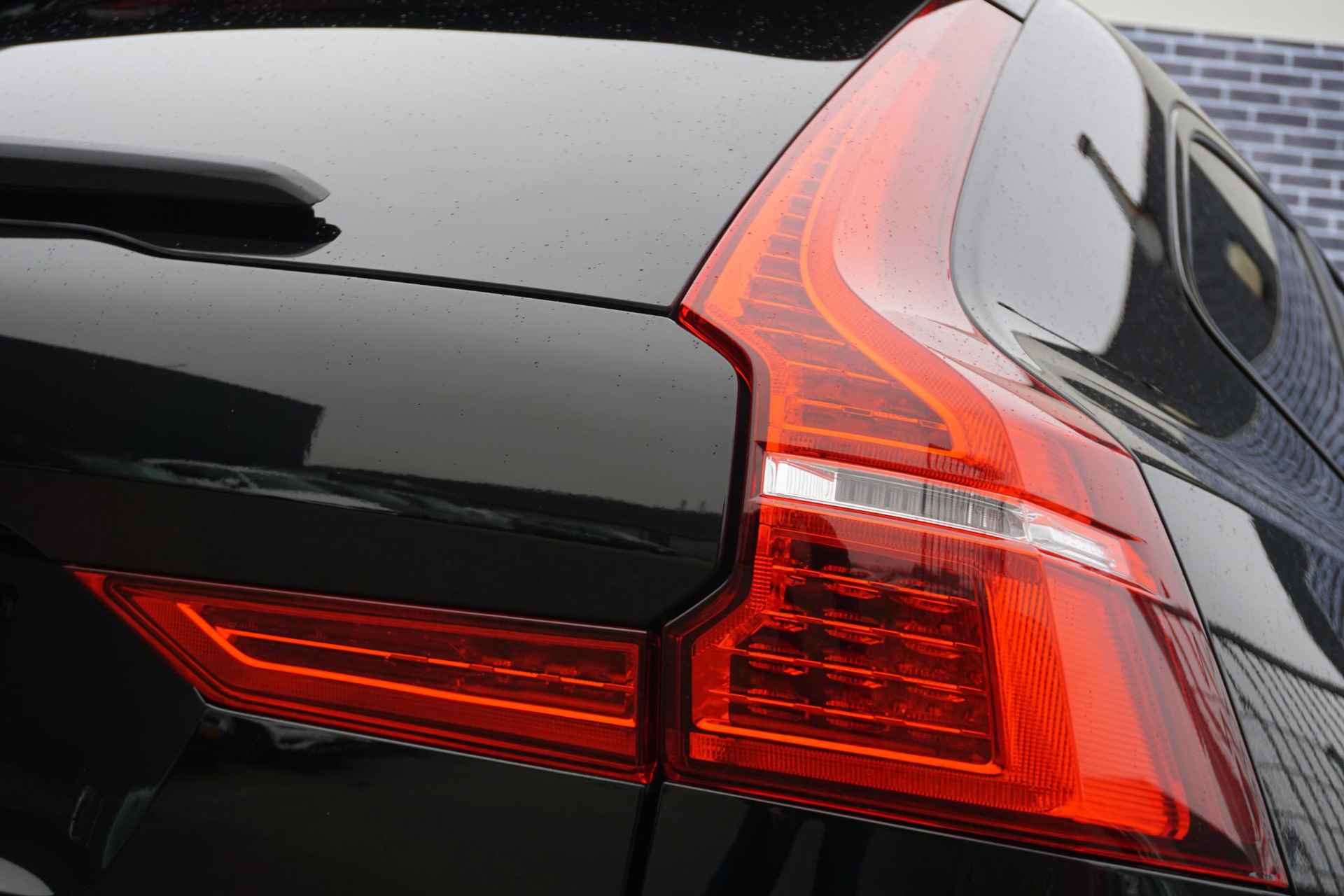 Volvo XC60 2.0 B4 D R-Design | Google | Stuur + Stoelverwarming | Keyless entry | Volvo on Call | LED | Harman/Kardon | - 10/31