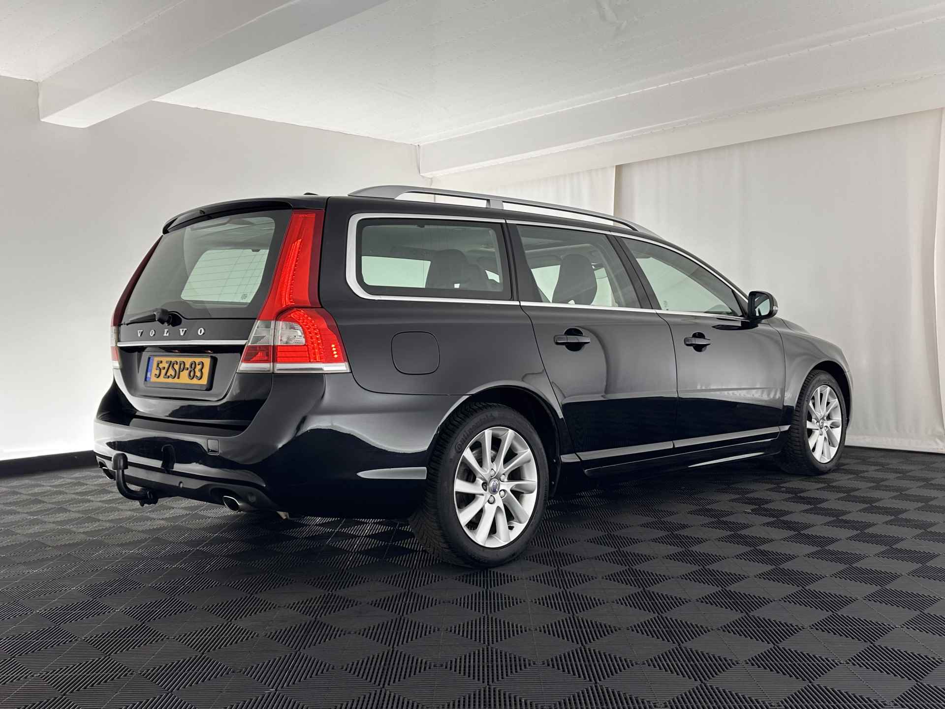 Volvo V70 2.0 D4 Nordic+ Luxury-Line Aut. *PANO | FULL-LEATHER | BI-XENON | NAVI-FULLMAP | MEMORY-PACK | ECC | HEATED-SEATS | PDC | CRUISE | TOWBAR | COMFORT-SEATS | 17''ALU* - 6/32