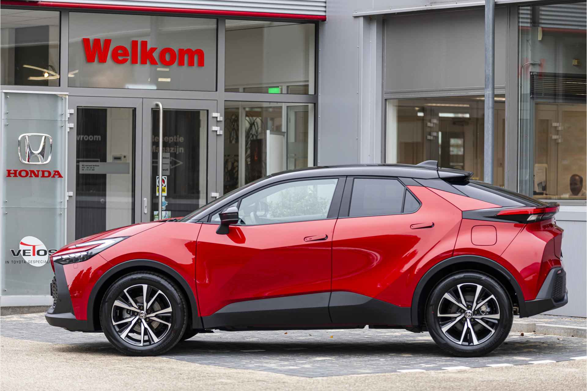 Toyota C-HR 1.8 Hybrid 140 First Edition Dodenhoekdetectie, Navigatie, Parkeersensoren V + A , All-in Rijklaarprijs - 2/35