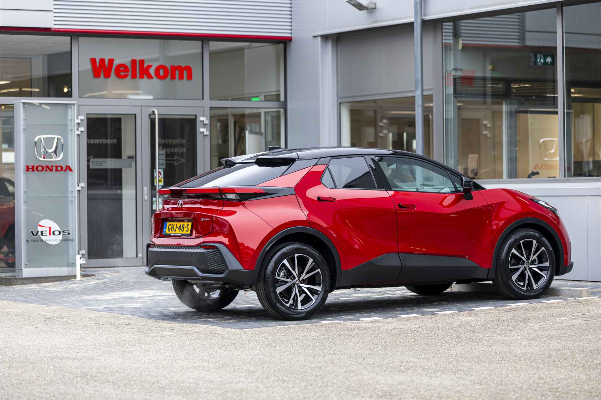 Toyota C-HR 1.8 Hybrid 140 First Edition Dodenhoekdetectie, Navigatie, Parkeersensoren V + A , All-in Rijklaarprijs - 3/35