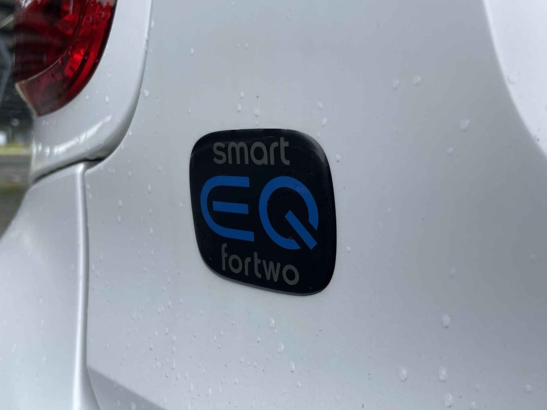 Smart fortwo cabrio EQ Comfort 18 kWh | Winterpakket | Rood dak | Carbon optiek interieur | Auto klimaat | Apple carplay/Android auto | - 31/32