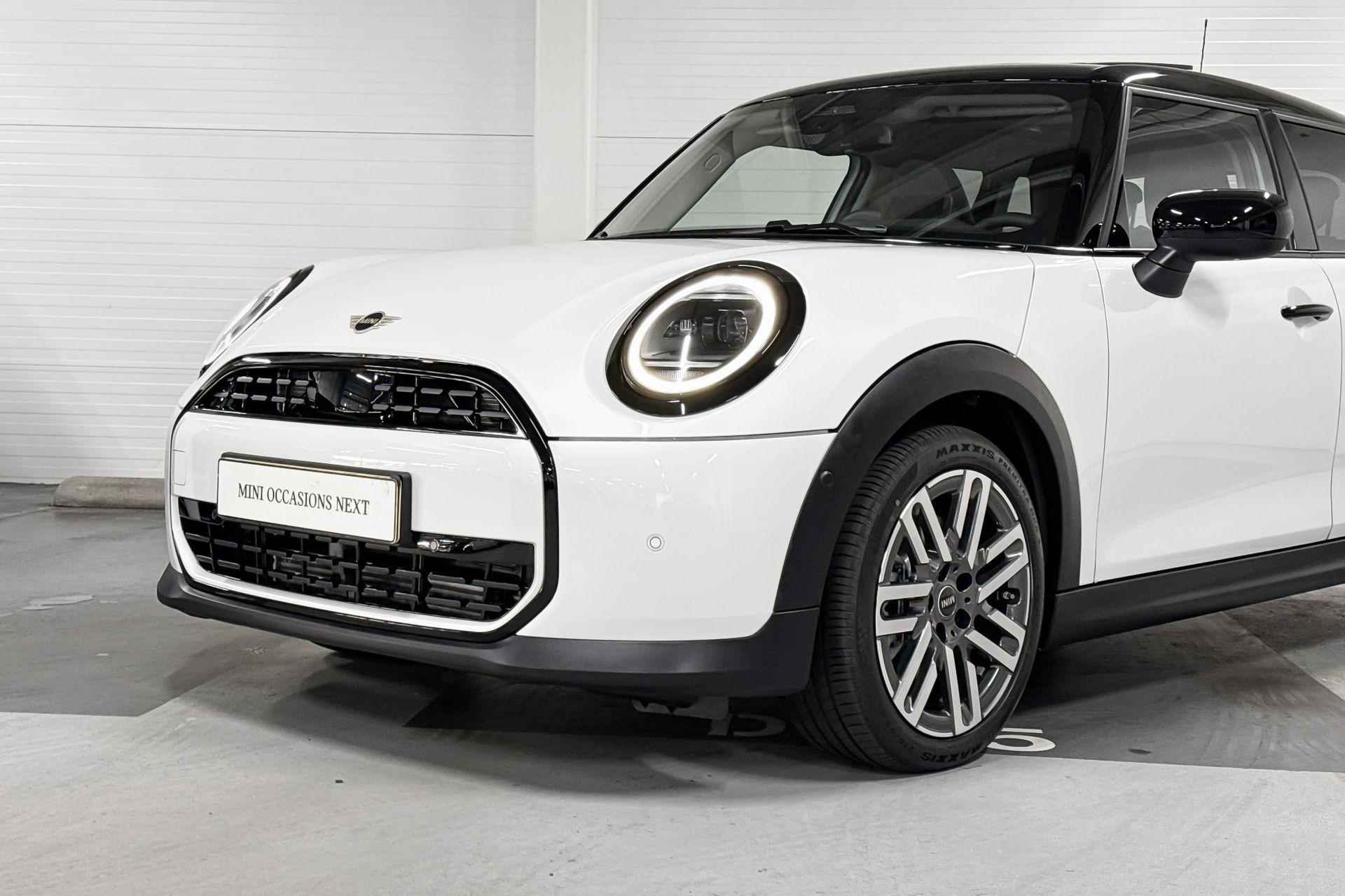 MINI Cooper 5-deurs C | Classic uitvoering |  M Pakket | 17" Parallel Spoke 2-tone - 17/18