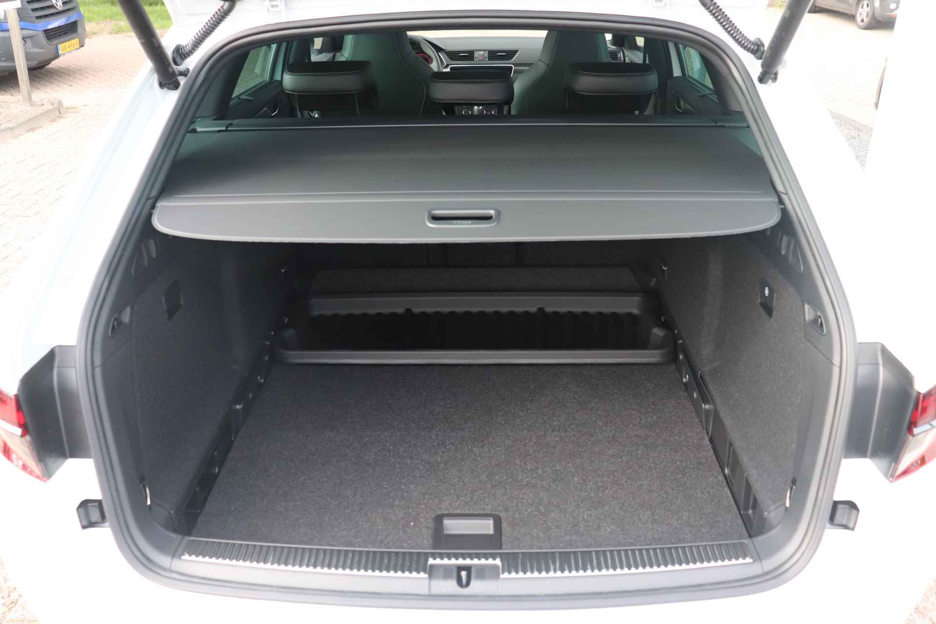 Škoda Superb Combi 1.5 TSI 150pk DSG ACT Sportline Business | Panoramisch/schuifdak | Verlengde stoelen | 19" Lichtmetalen velgen | - 10/41