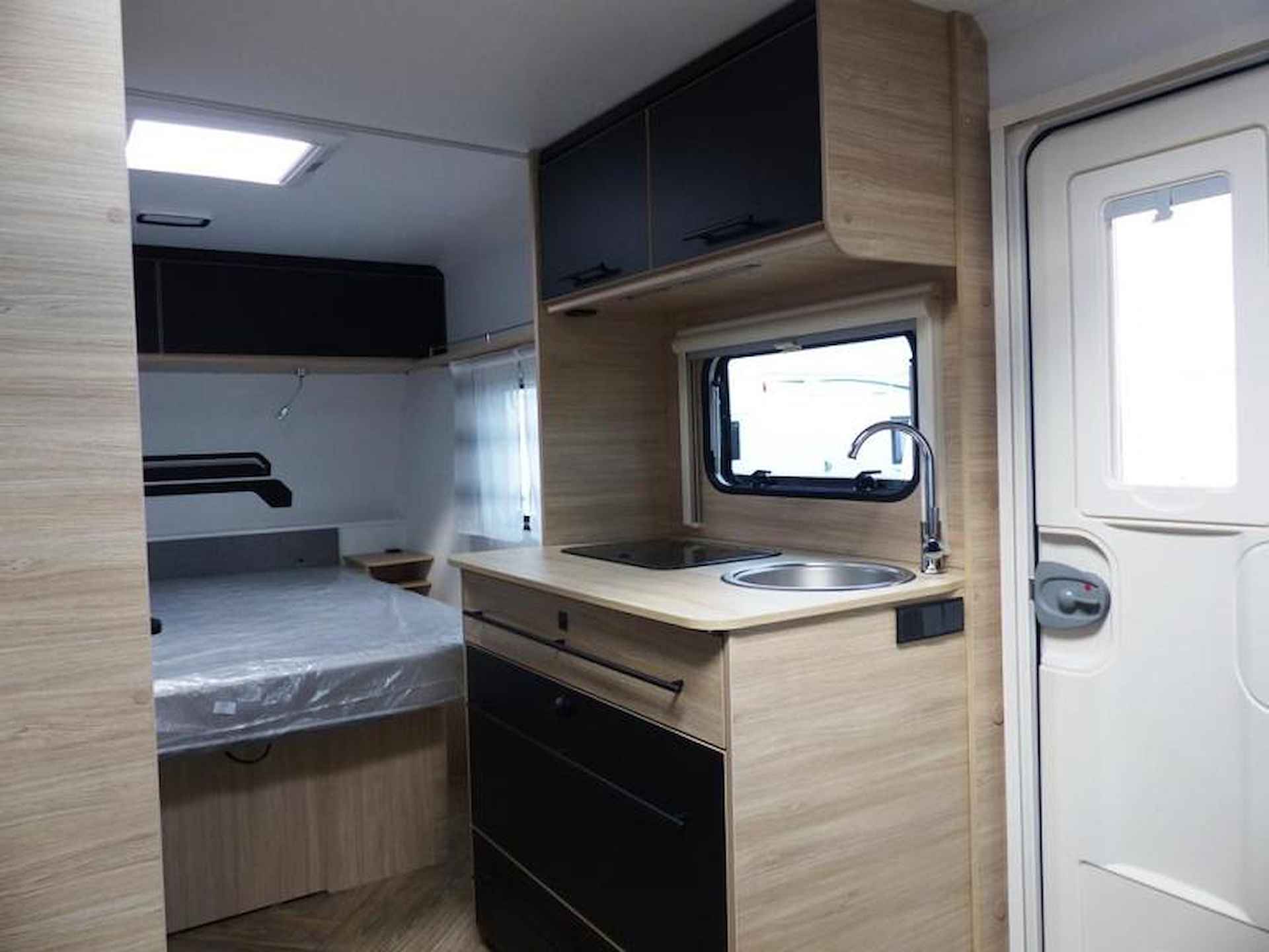 Sterckeman Sport Edition 480 CP met queensbed en rondzit - 9/16