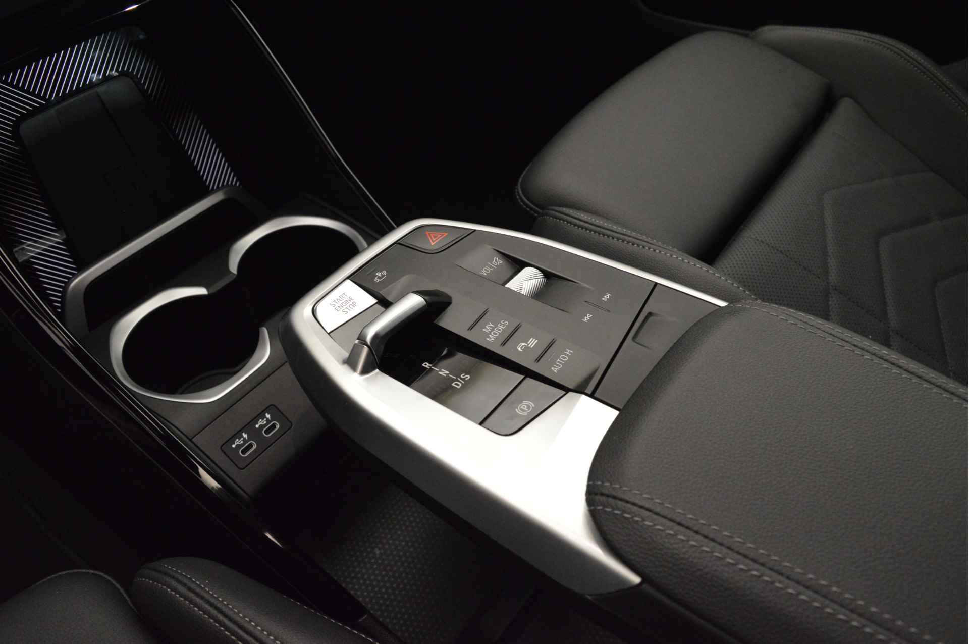 BMW X1 xDrive30e M Sport Automaat / Adaptieve LED / Sportstoelen / Adaptief M Onderstel / Comfort Access / Widescreen Display / Parking Assistant - 12/21