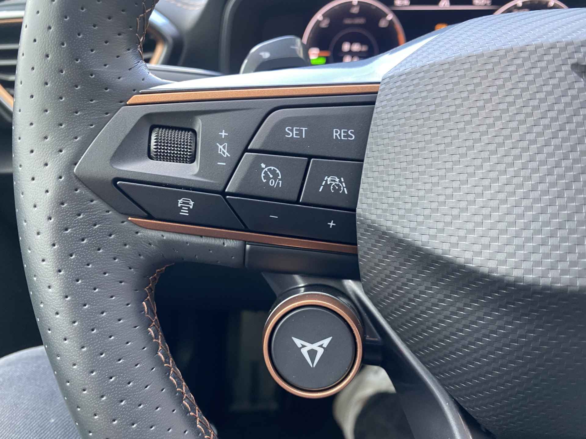 CUPRA Formentor 1.4 e-Hybrid VZ Performance / AUTOMAAT/ FABRIEKS GARANTIE T/M 6-2027/ 5.000 KM/ 245 PK/ PANO/ CAMERA/ PARK. SENSOREN/ DODE HOEK/ CUP STOELEN/ STOEL EN STUUR VERWARM./ KEYLESS/ ADAPT. CRUISE/ APP CONNECT/ CLIMA/ DAB/ - 15/58