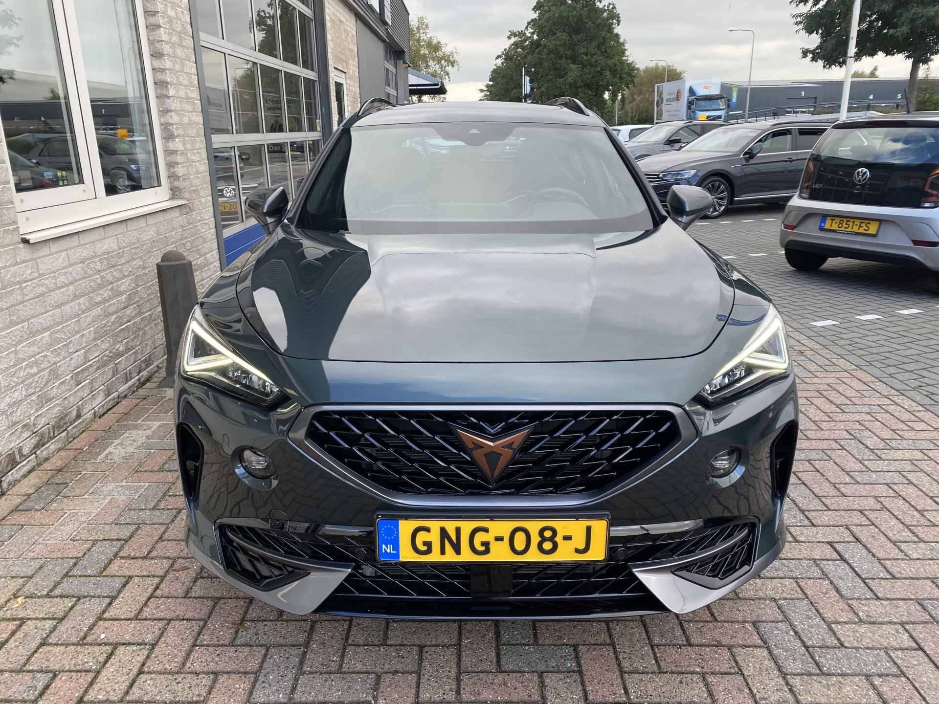 CUPRA Formentor 1.4 e-Hybrid VZ Performance / AUTOMAAT/ FABRIEKS GARANTIE T/M 6-2027/ 5.000 KM/ 245 PK/ PANO/ CAMERA/ PARK. SENSOREN/ DODE HOEK/ CUP STOELEN/ STOEL EN STUUR VERWARM./ KEYLESS/ ADAPT. CRUISE/ APP CONNECT/ CLIMA/ DAB/ - 49/58