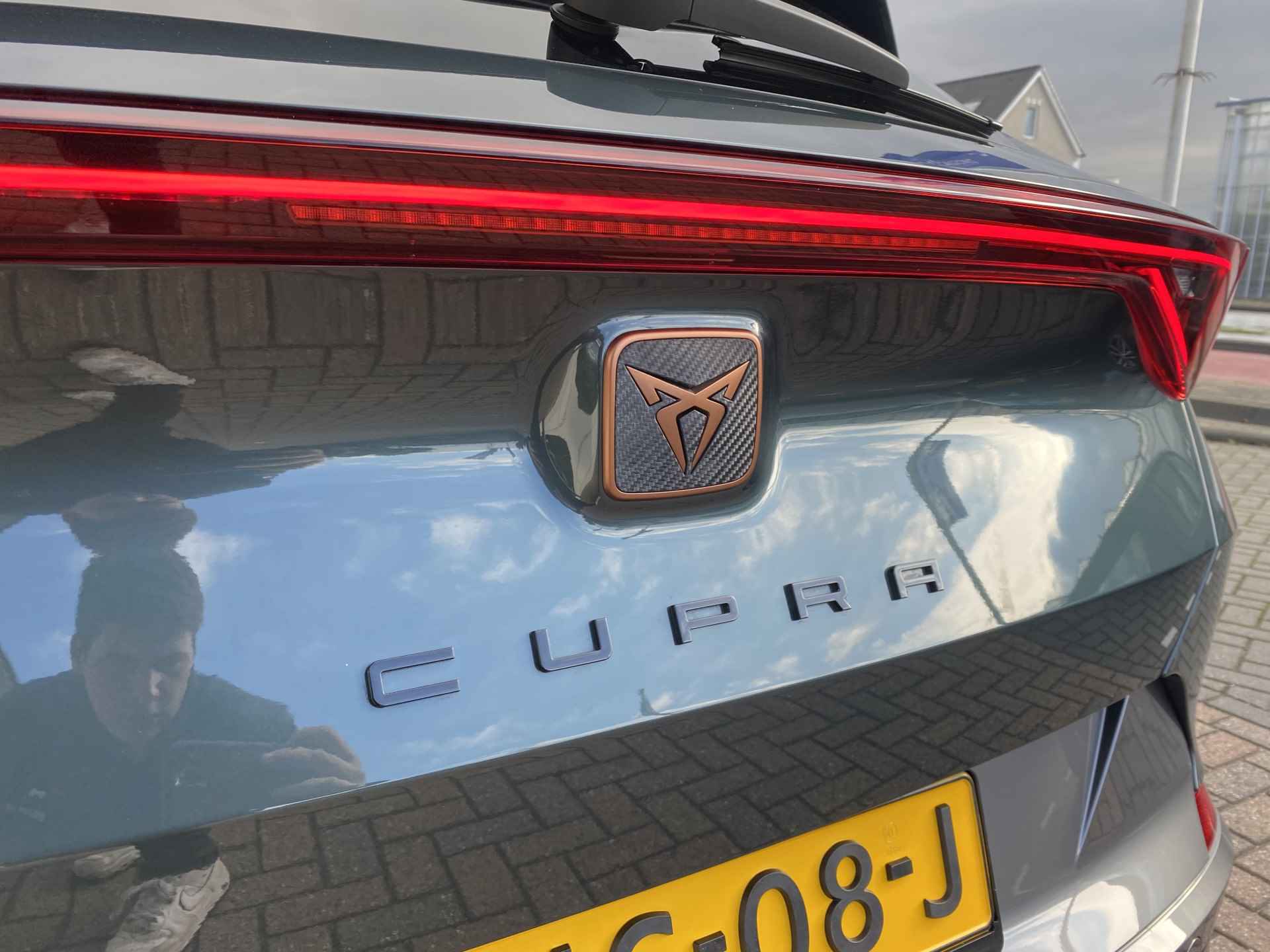 CUPRA Formentor 1.4 e-Hybrid VZ Performance / AUTOMAAT/ FABRIEKS GARANTIE T/M 6-2027/ 5.000 KM/ 245 PK/ PANO/ CAMERA/ PARK. SENSOREN/ DODE HOEK/ CUP STOELEN/ STOEL EN STUUR VERWARM./ KEYLESS/ ADAPT. CRUISE/ APP CONNECT/ CLIMA/ DAB/ - 51/58