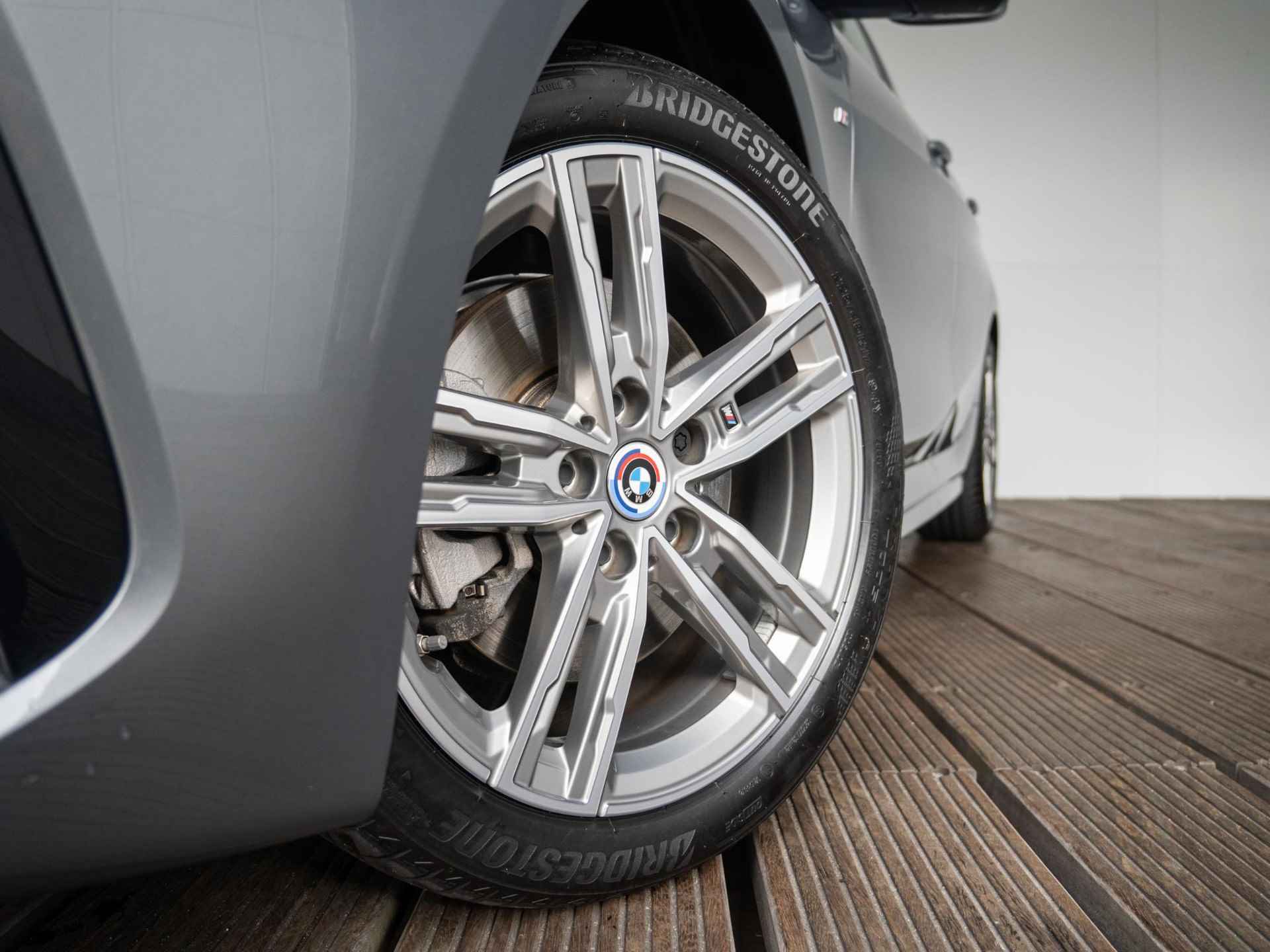 BMW 1 Serie 5-deurs 118i M-Sportpakket | Sportstoelen | 17 inch velgen - 39/48