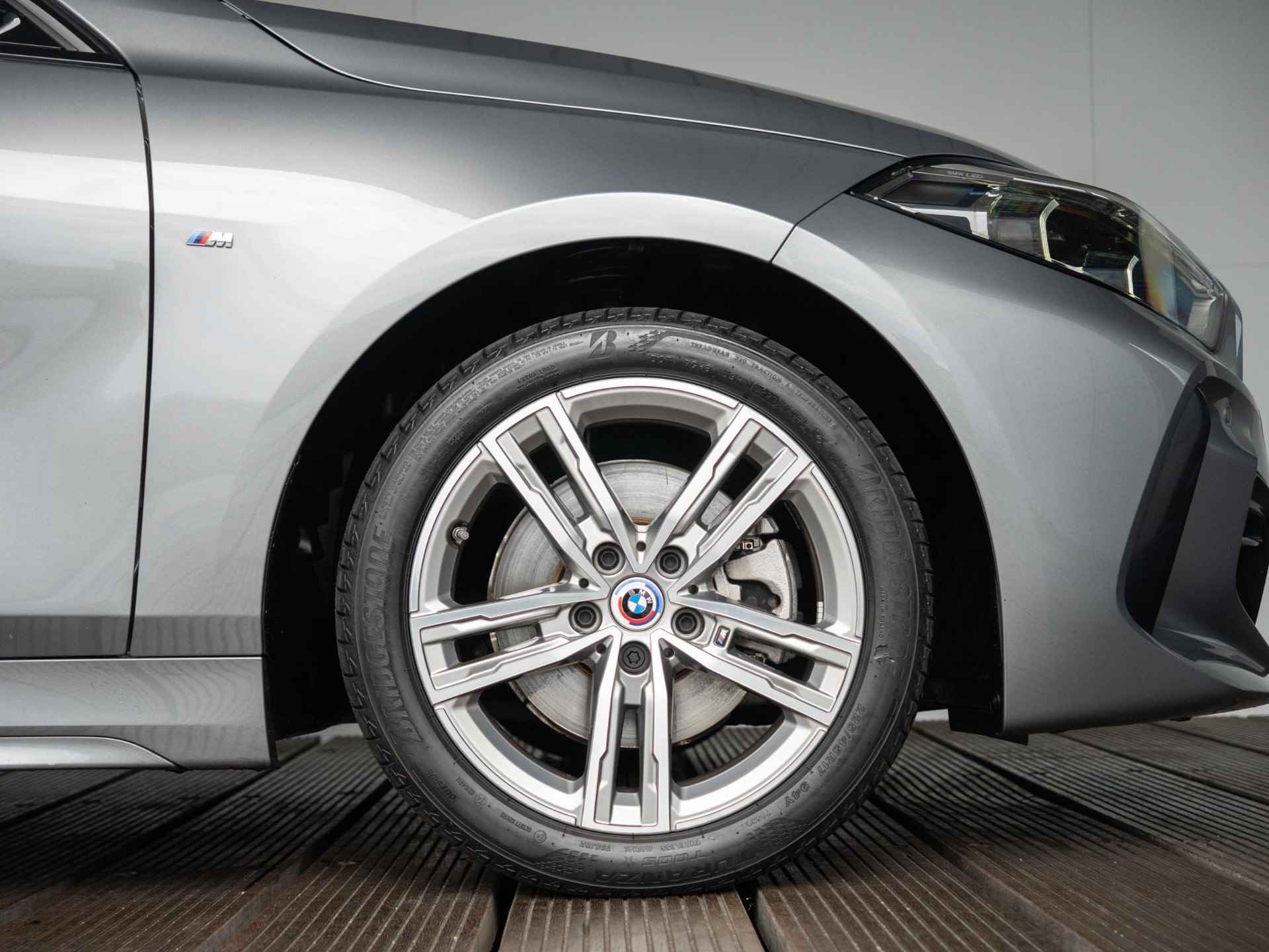 BMW 1 Serie 5-deurs 118i M-Sportpakket | Sportstoelen | 17 inch velgen - 42/48