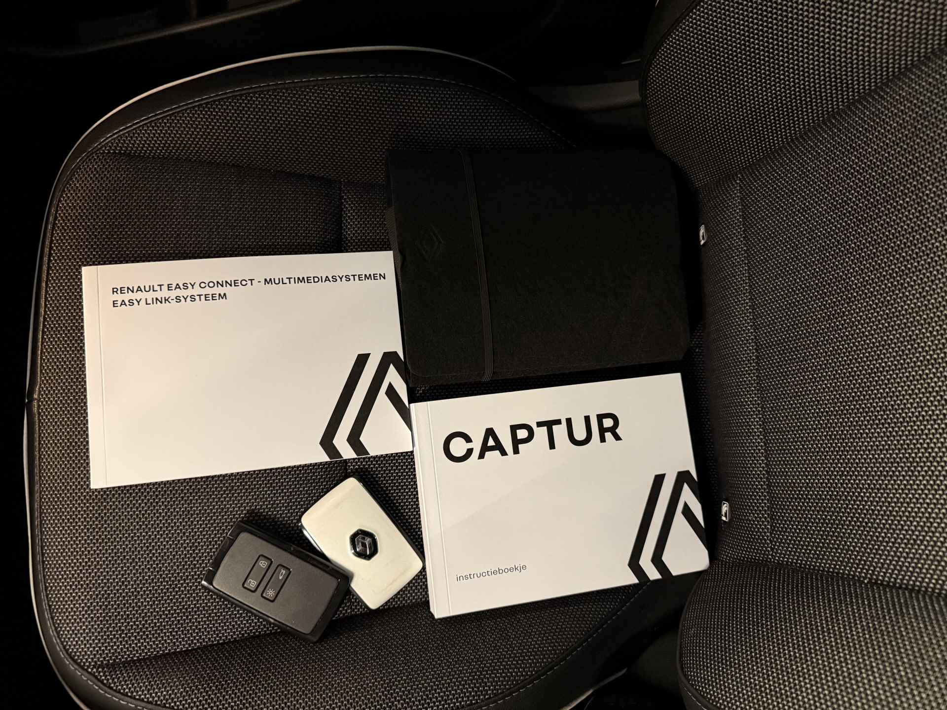 Renault Captur Techno Tce 90 | parkeersensor voor + achter | camera | draadloos carplay | tijdelijk gratis Top Afleverpakket twv Eur 695 - 52/53