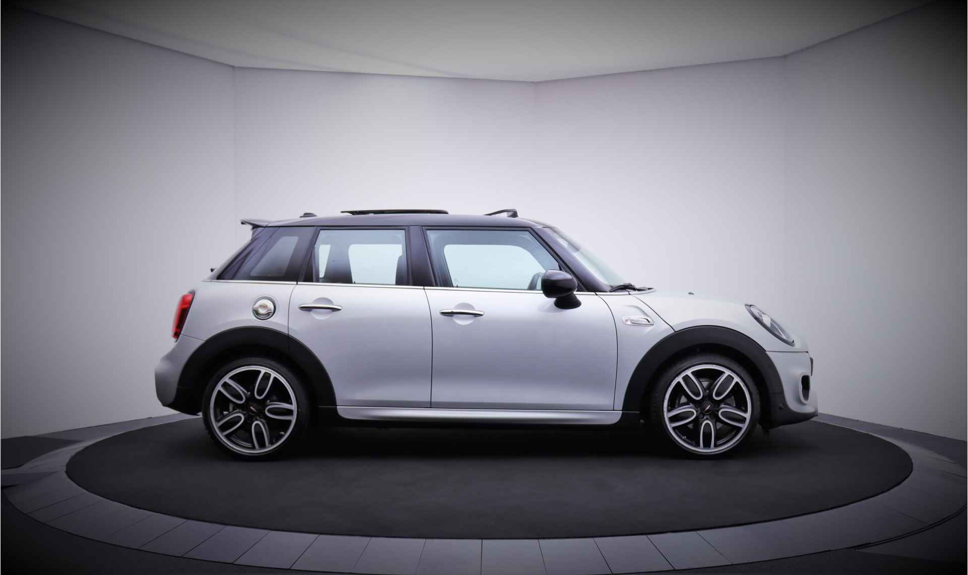 MINI Mini 2.0 Cooper S PANO/HARMAN KARDON/LED/HEAD UP/JCW PAKKET/NAVI/CARPLAY/LMV 18'' - 4/30