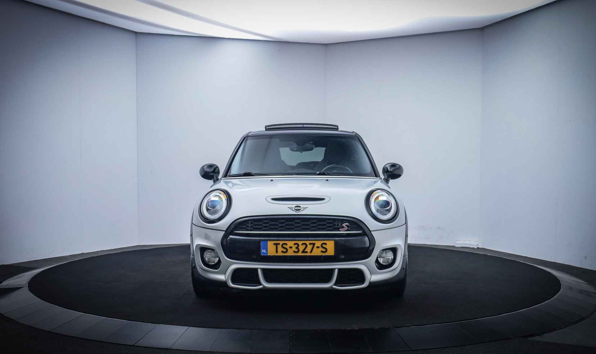 MINI Mini 2.0 Cooper S PANO/HARMAN KARDON/LED/HEAD UP/JCW PAKKET/NAVI/CARPLAY/LMV 18'' - 2/28