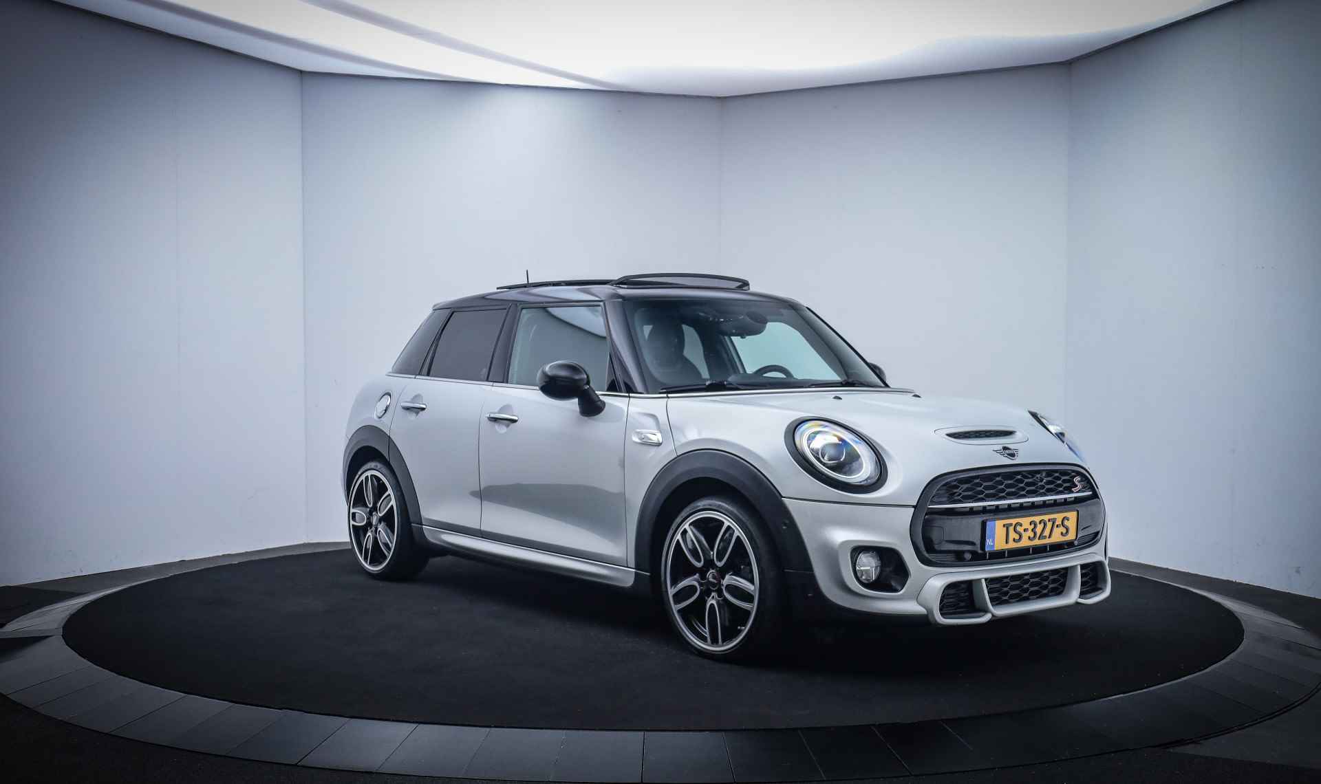 MINI Mini 2.0 Cooper S PANO/HARMAN KARDON/LED/HEAD UP/JCW PAKKET/NAVI/CARPLAY/LMV 18'' - 3/28