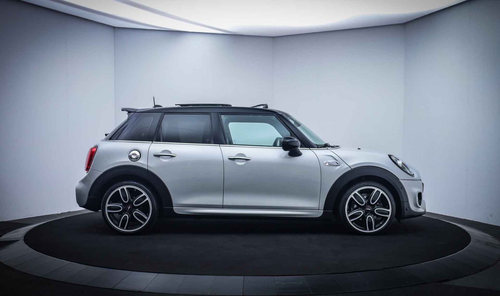 MINI Mini 2.0 Cooper S PANO/HARMAN KARDON/LED/HEAD UP/JCW PAKKET/NAVI/CARPLAY/LMV 18'' - 4/28